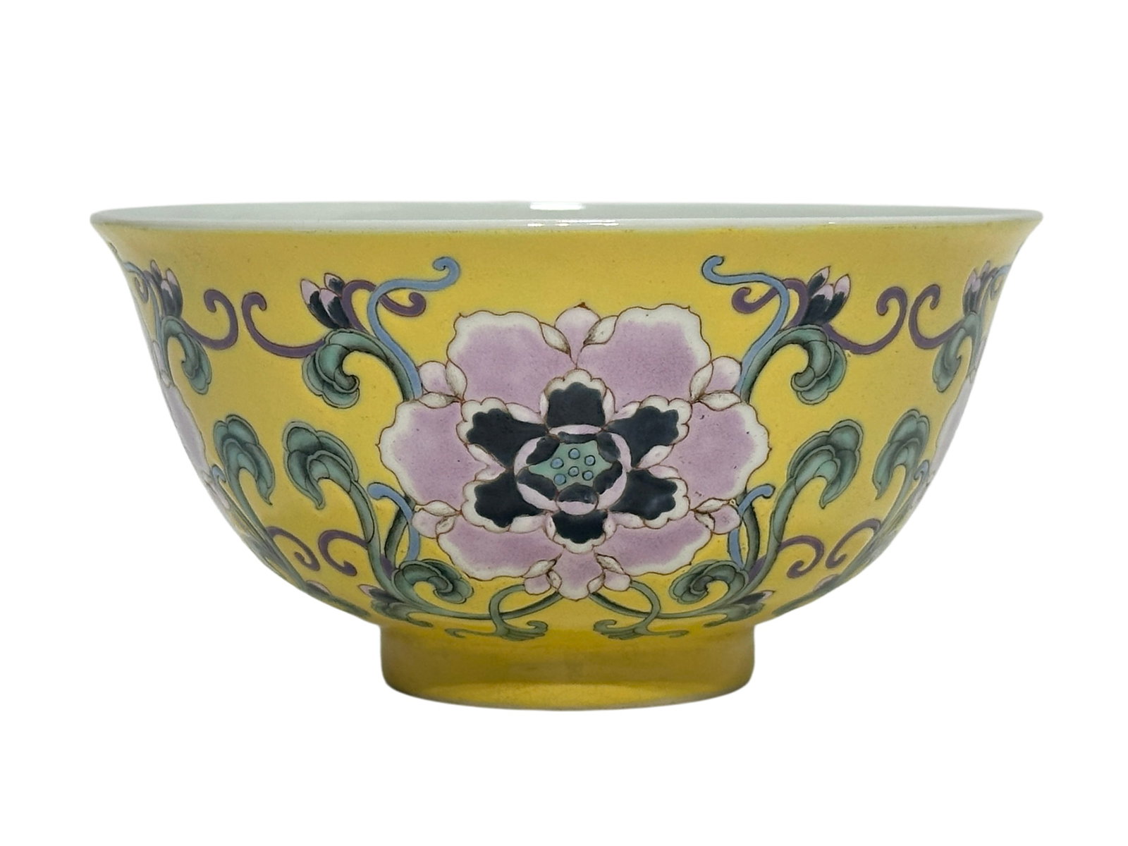 A Chinese fine Yellow ground enamel cup, Kang Xi Pr.: Size:(Height6.8cm, Mouth Diameter13.3cm) Shipping:EU\HK\USA Ondoor shipping estimation:115EUR Condition:(Good Condition, No Hairlines, No Cracks, No Repairment Checked by UV&Strong Light, Age Traces) 