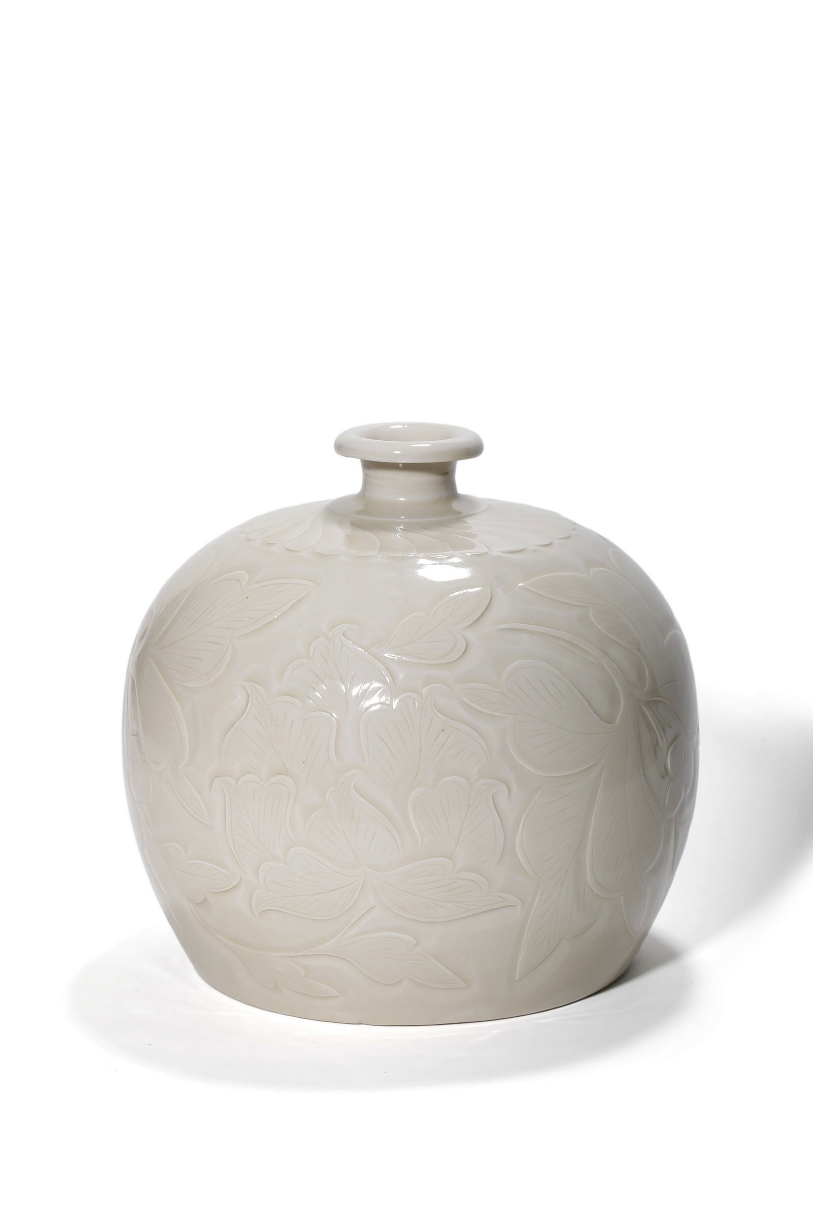 A Ding Kiln Carved Peony Meiping Vase, 10th?C12th C Pr.: Size:(Height18.5cm) Shipping:EU\HK\USA Ondoor shipping estimation:85EUR Condition:(Good Condition, No Hairlines, No Cracks, No Repairment Checked by UV&Strong Light, Age Traces) Terms:(It is the Buyer
