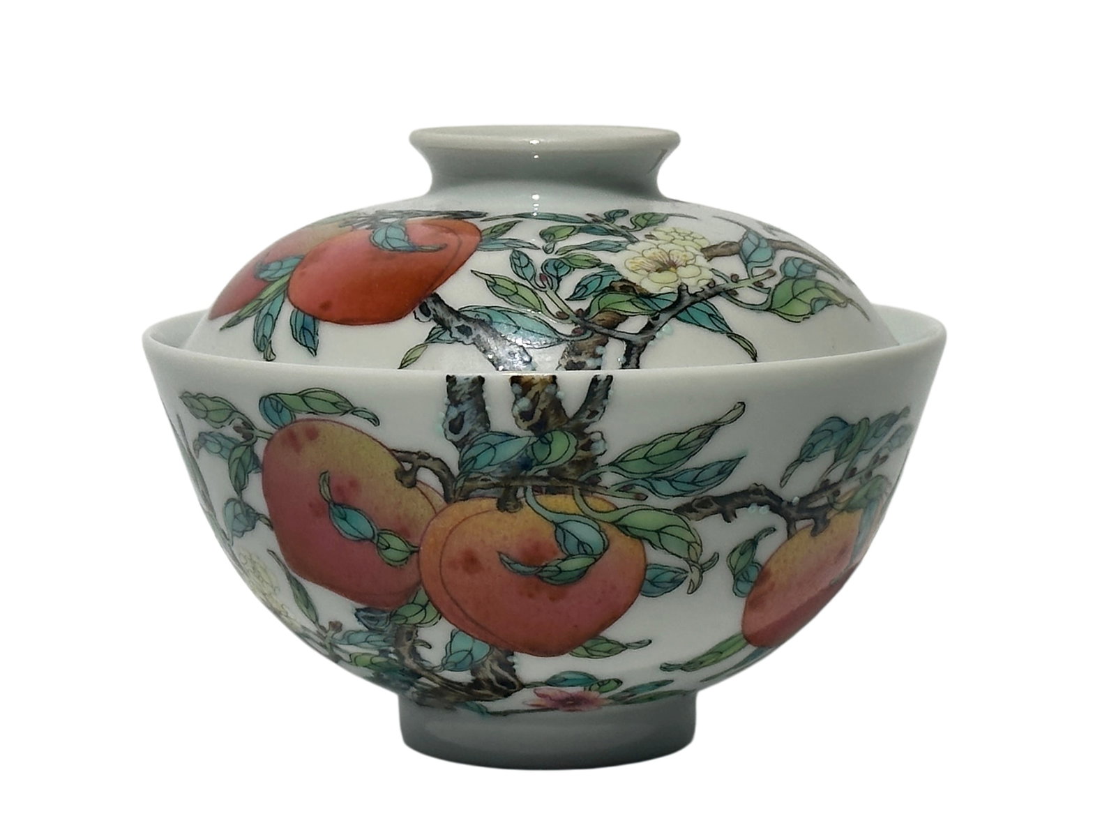 A Chinese lided Famille Rose bowl, YongZheng Pr.: Size:(Height8cm, Mouth Diameter10.5cm) Shipping:EU\HK\USA Ondoor shipping estimation:115EUR Condition:(Good Condition, No Hairlines, No Cracks, No Repairment Checked by UV&Strong Light, Age Traces) Te