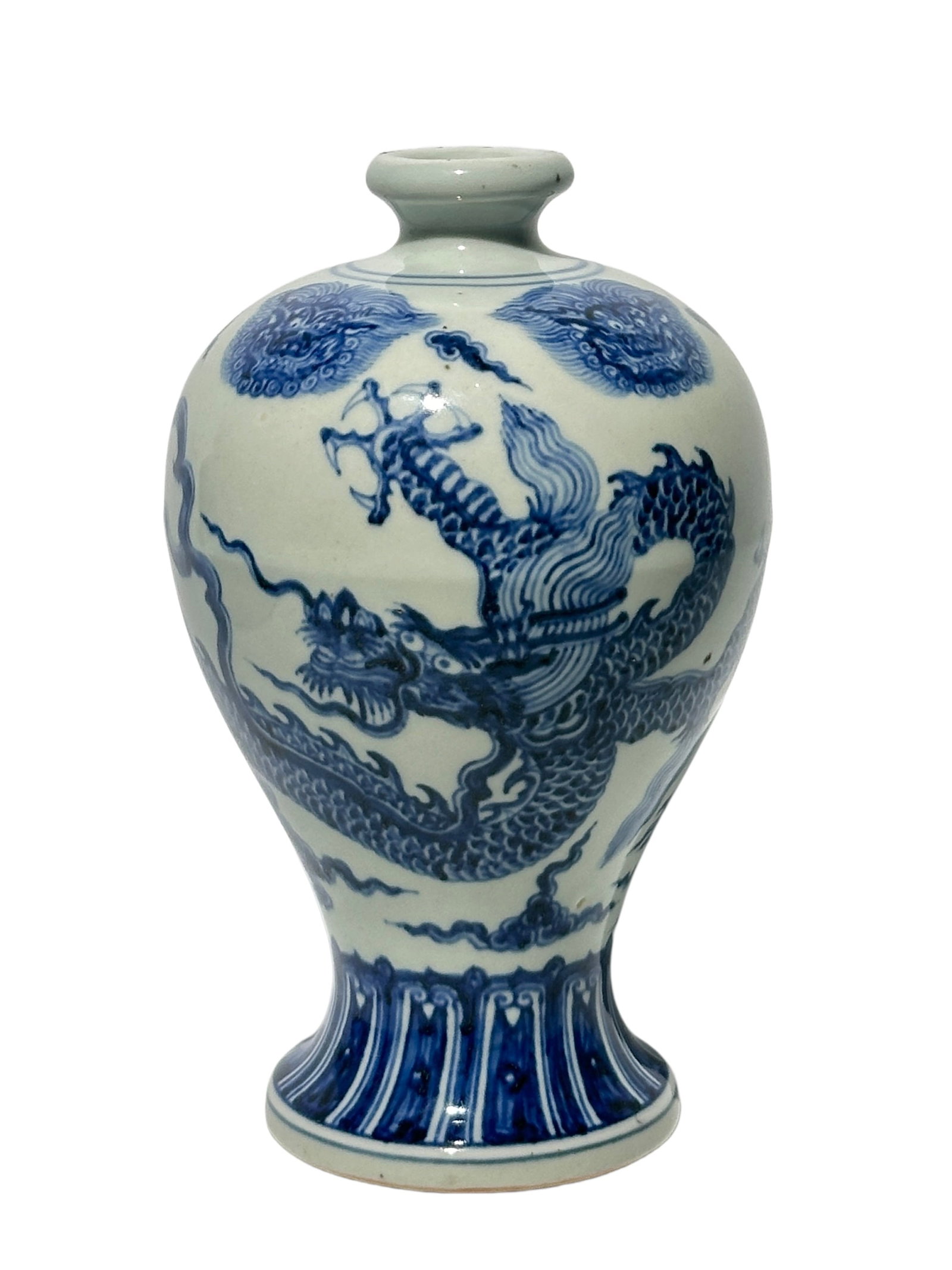 A Chinese blue-and-white plum vase decorated with cloud and dragon patterns, Ming Dynasty Pr.: Size:(Height17.8cm, Mouth Diameter3.5cm) Shipping:EU\HK\USA Ondoor shipping estimation:115EUR Condition:(Good Condition, No Hairlines, No Cracks, No Repairment Checked by UV&Strong Light, Age Traces) 