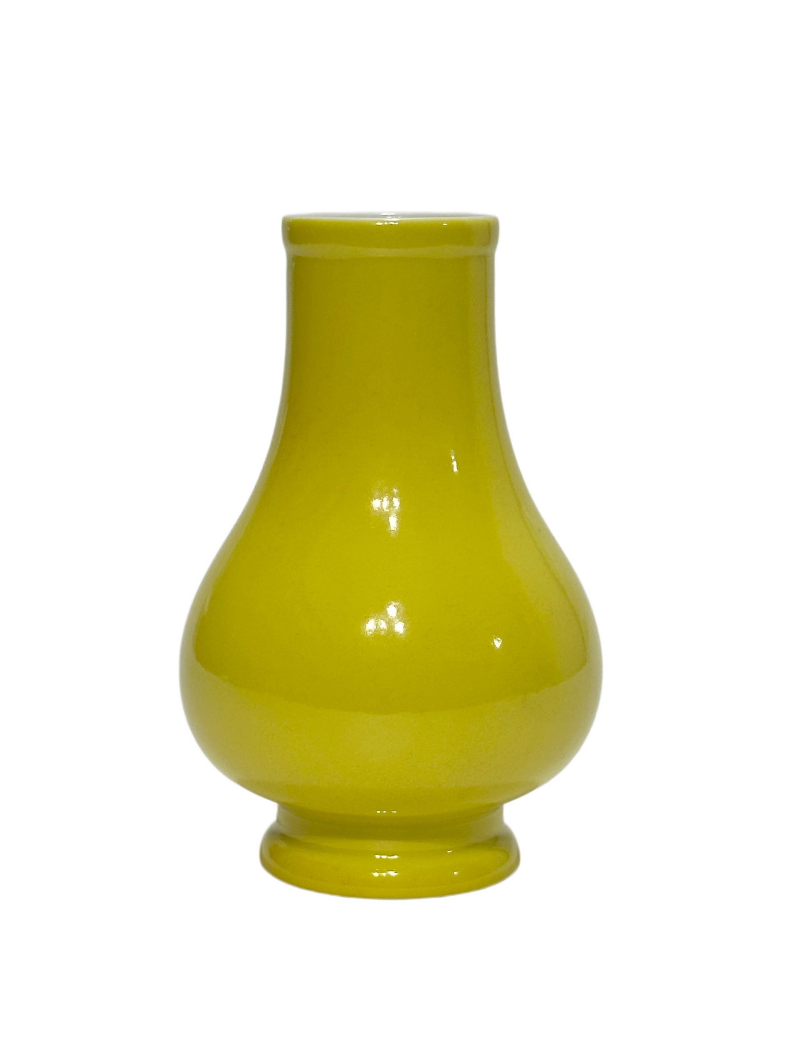 A Chinese Yellow-glazed vase, YongZheng Pr.: Size:(Height13.6cm, Mouth Diameter4.5cm) Shipping:EU\HK\USA Ondoor shipping estimation:115EUR Condition:(Good Condition, No Hairlines, No Cracks, No Repairment Checked by UV&Strong Light, Age Traces) 
