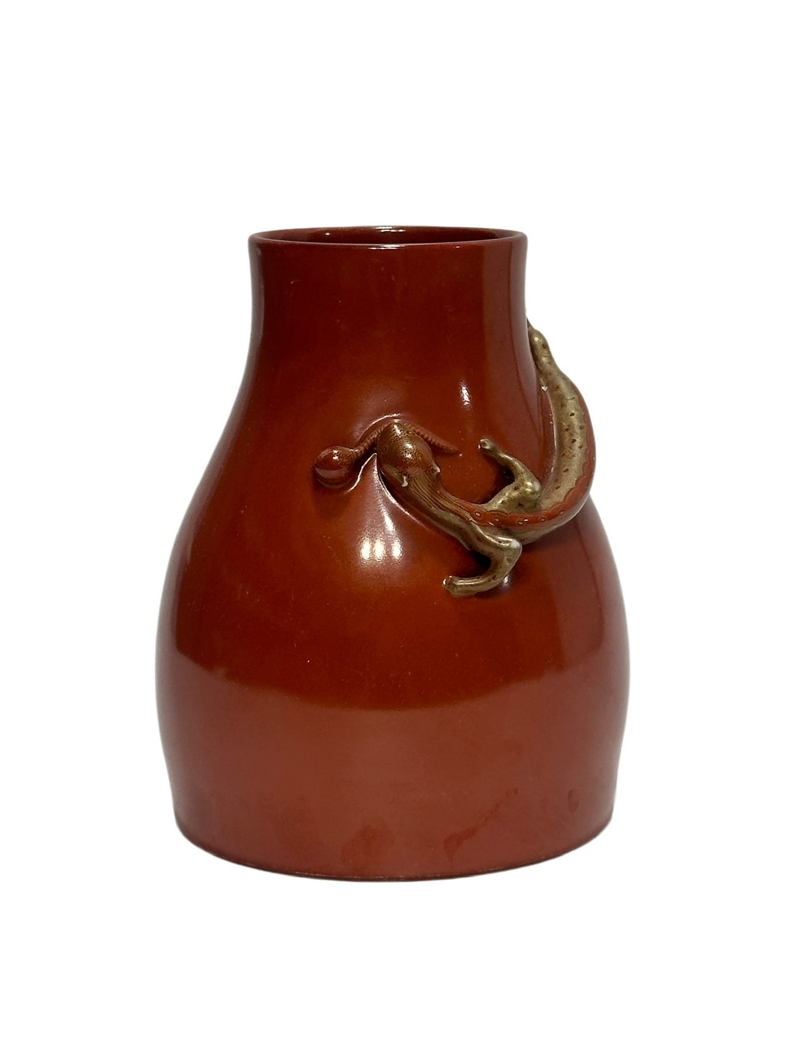 A Chinese red vase with dragon deco, Qian Long Pr.: Size:(Height17cm, Mouth Diameter7.7cm) Shipping:EU\HK\USA Ondoor shipping estimation:115EUR Condition:(Good Condition, No Hairlines, No Cracks, No Repairment Checked by UV&Strong Light, Age Traces) Te
