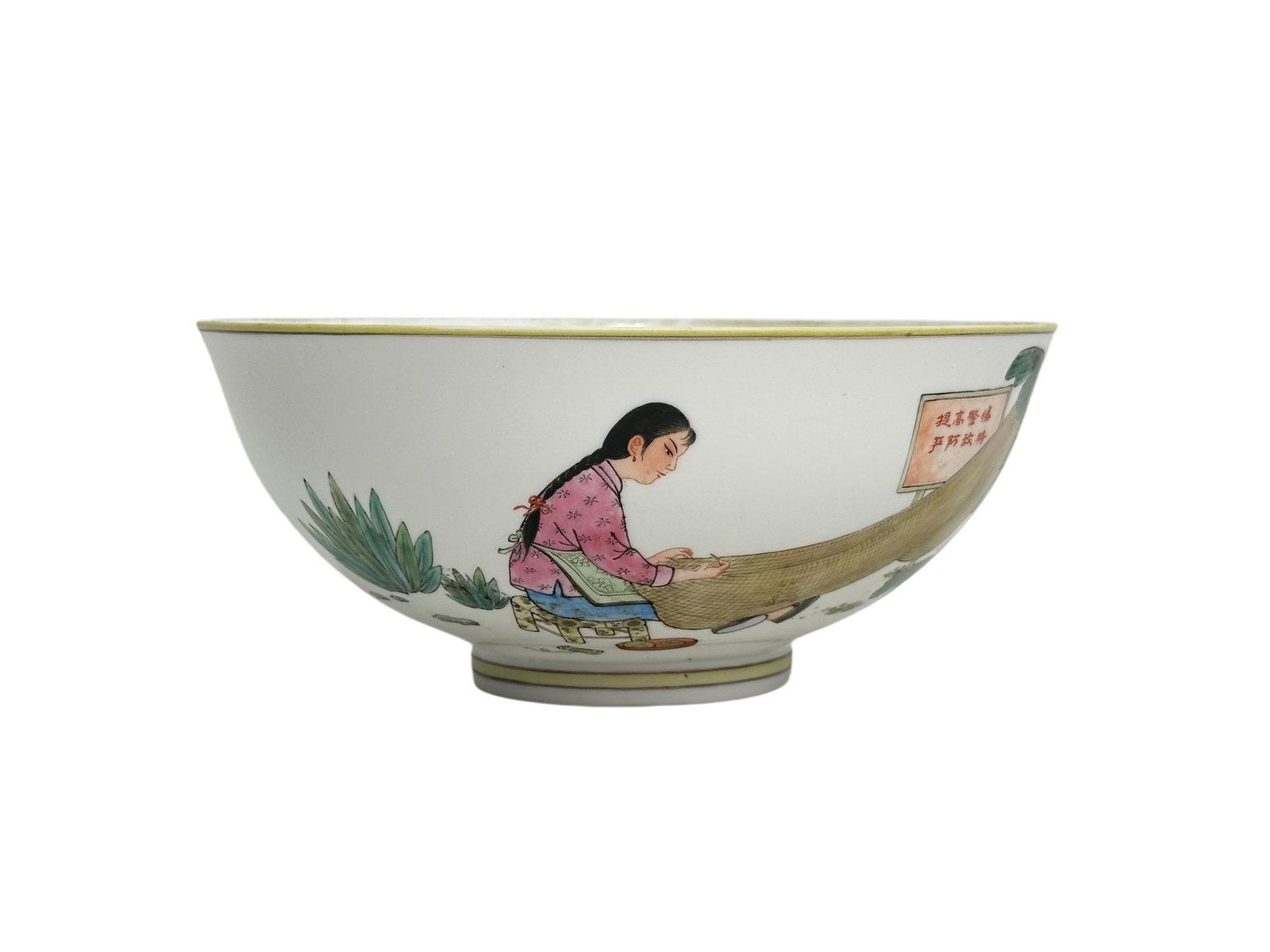 A Chinese Famille Rose bowl, 1960's Pr.: Size:(Height7.6cm, Mouth Diameter8.2cm) Shipping:EU\HK\USA Ondoor shipping estimation:85EUR Condition:(Good Condition, No Hairlines, No Cracks, No Repairment Checked by UV&Strong Light, Age Traces) Te