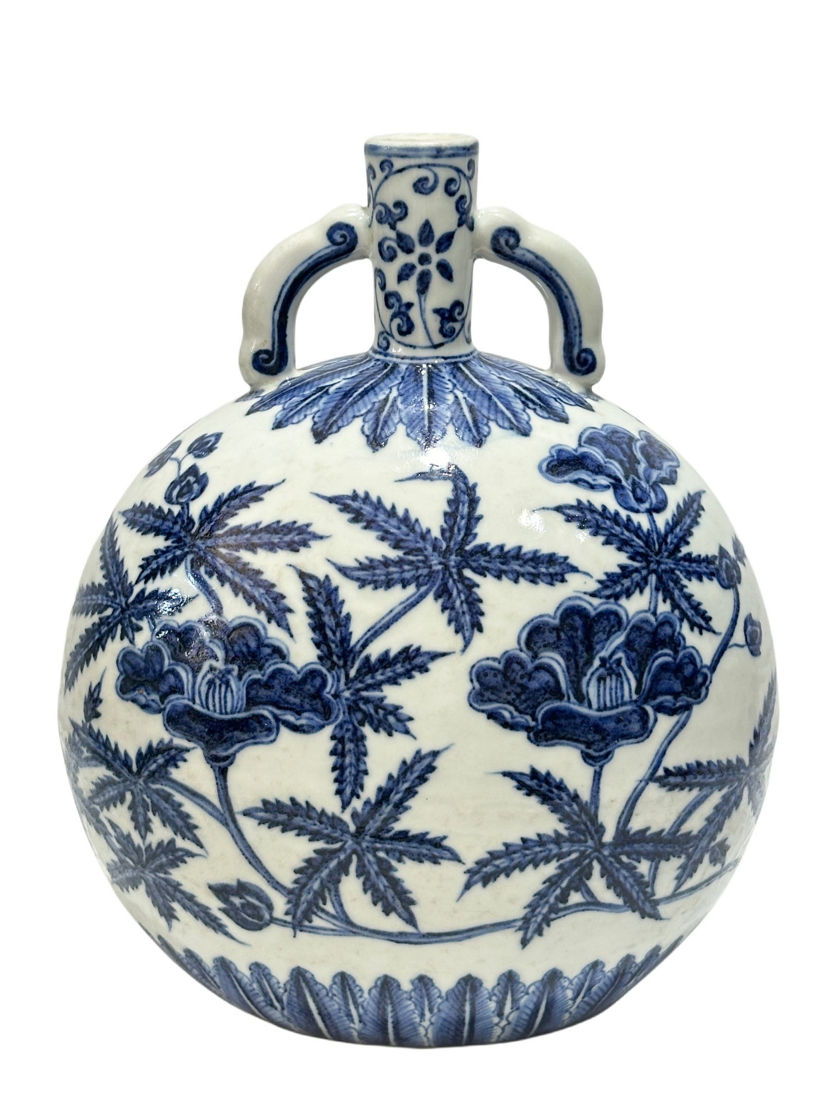A Chinese Blue and white okrA Chinese pattern moonflask vase, Ming Dynasty Pr.: Size:(Height26.5cm, Mouth Diameter3.3cm) Shipping:EU\HK\USA Ondoor shipping estimation:115EUR Condition:(Good Condition, No Hairlines, No Cracks, No Repairment Checked by UV&Strong Light, Age Traces) 