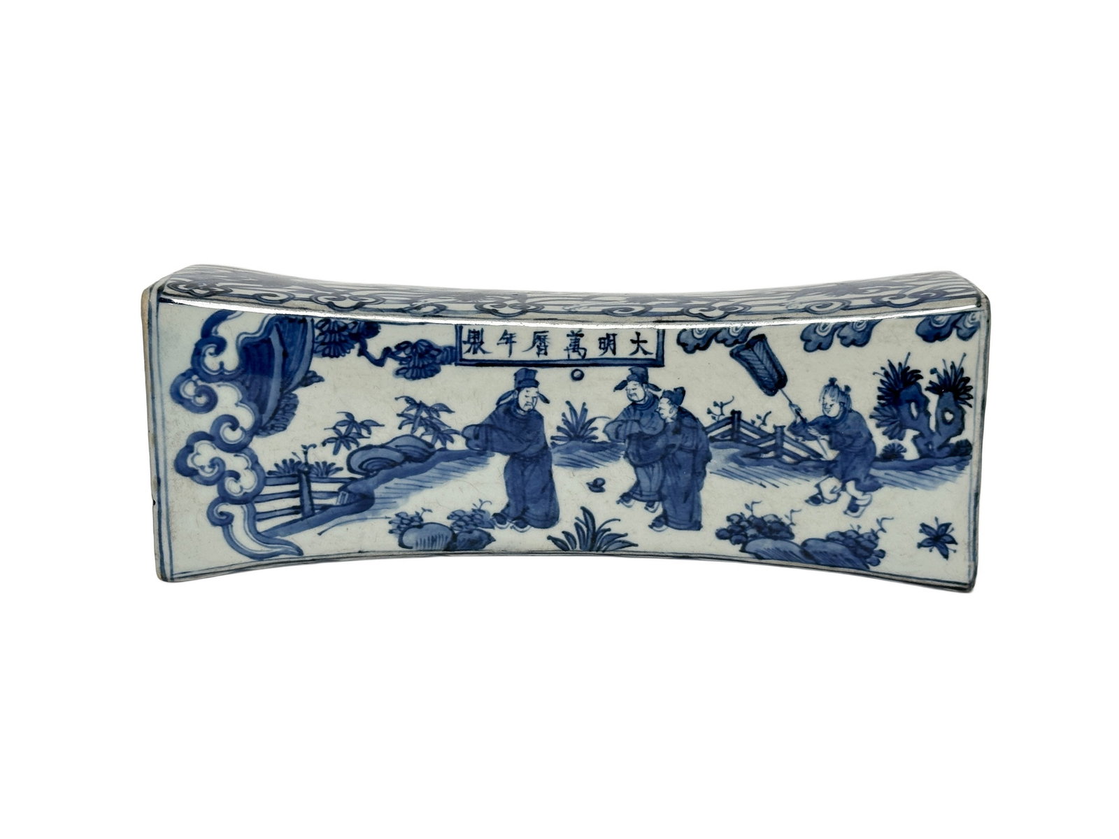 A Chinese blue-and-white figure paperweight, unkown age.: Size:(Height8.5cm/L32cm) Shipping:EU\HK\USA Ondoor shipping estimation:115EUR Condition:(Good Condition, No Hairlines, No Cracks, No Repairment Checked by UV&Strong Light, Age Traces) Terms:(It is the