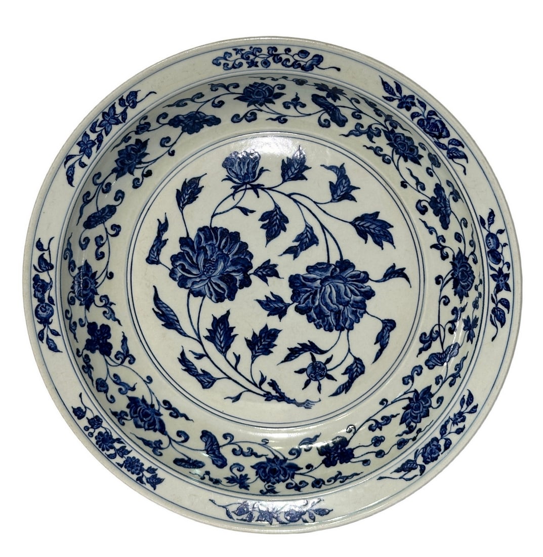 A Chinese plate of blue-and-white with flower-patterned, Ming Dynasty Pr.: Size:(Height46.2cm, Mouth Diameter8cm) Shipping:EU\HK\USA Ondoor shipping estimation:135EUR Condition:(Good Condition, No Hairlines, No Cracks, No Repairment Checked by UV&Strong Light, Age Traces) Te