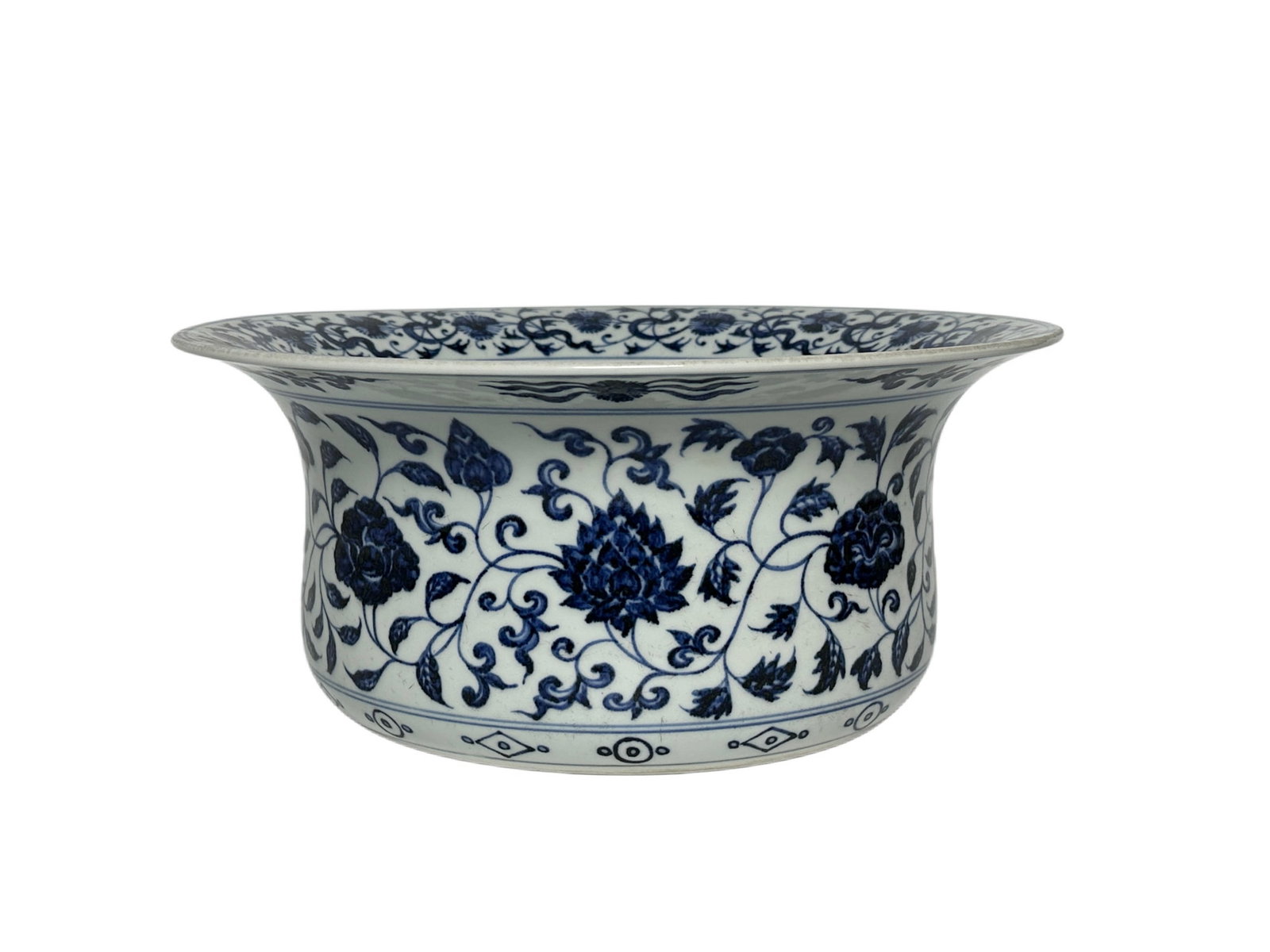 A Chinese large Blue and white basin, Ming Dynasty Pr.: Size:(Height14.3cm, Mouth Diameter33.3cm) Shipping:EU\HK\USA Ondoor shipping estimation:135EUR Condition:(Good Condition, No Hairlines, No Cracks, No Repairment Checked by UV&Strong Light, Age Traces)