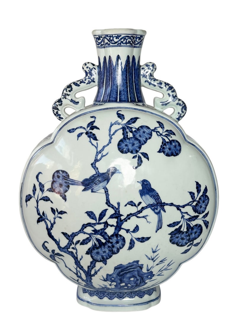 A blue-and-white vase with birds pattern, Qing Dynasty Pr.: Size:(Height49.5cm, Mouth Diameter9.3cm) Shipping:EU\HK\USA Ondoor shipping estimation:135EUR Condition:(Good Condition, No Hairlines, No Cracks, No Repairment Checked by UV&Strong Light, Age Traces) 