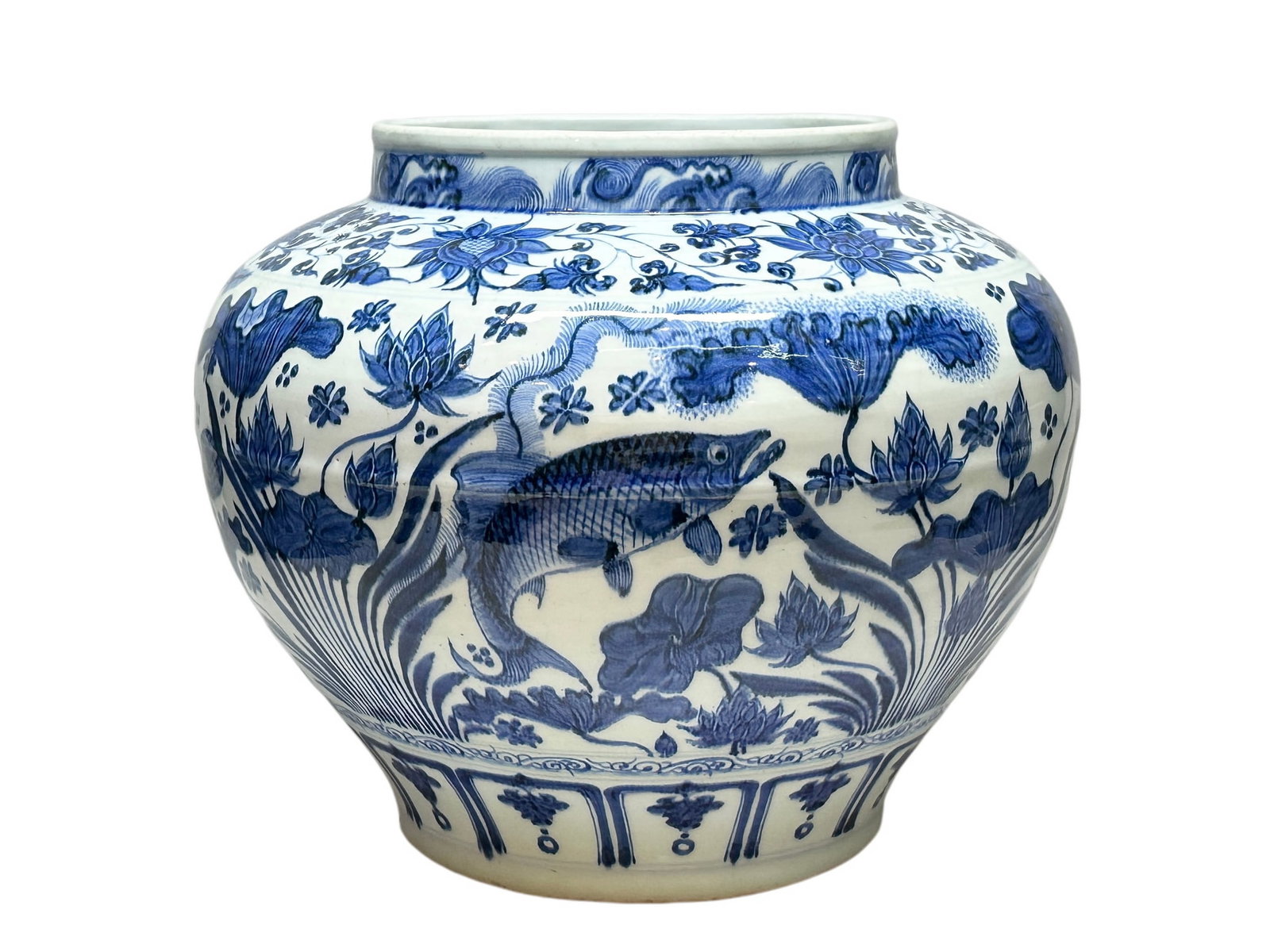 A fine Blue-and-white jar with fish and algae pattern, Ming Dynasty Pr. (1 of 12)