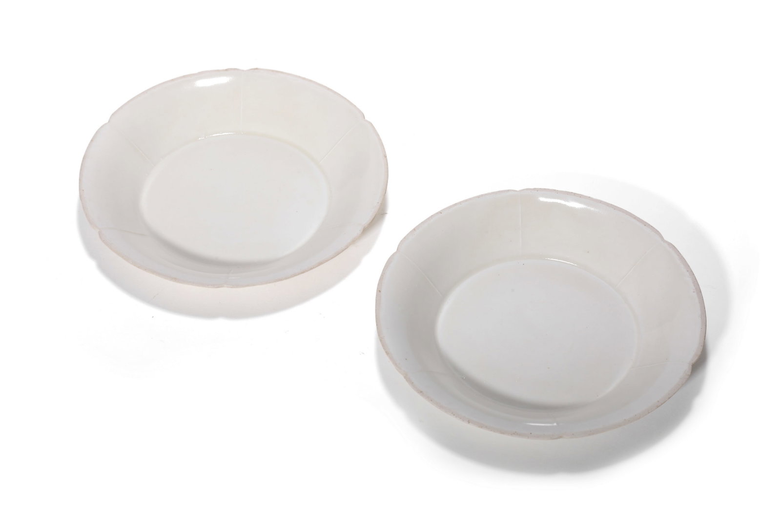 A Pair of Ding Kiln Floral-Rim Dishes, 10th?C12th C Pr.: Size:(Mouth Diameter 16cm) Shipping:EU\HK\USA Ondoor shipping estimation:85EUR Condition:(Good Condition, No Hairlines, No Cracks, No Repairment Checked by UV&Strong Light, Age Traces) Terms:(It is th