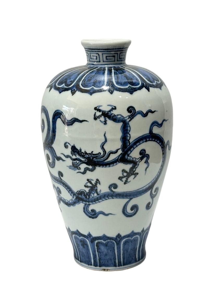 A Chinese blue-and-white vase with chi dragon patterns: Size:(Height25cm, Mouth Diameter5.5cm) Shipping:EU\HK\USA Ondoor shipping estimation:115EUR Condition:(Good Condition, No Hairlines, No Cracks, No Repairment Checked by UV&Strong Light, Age Traces) Te