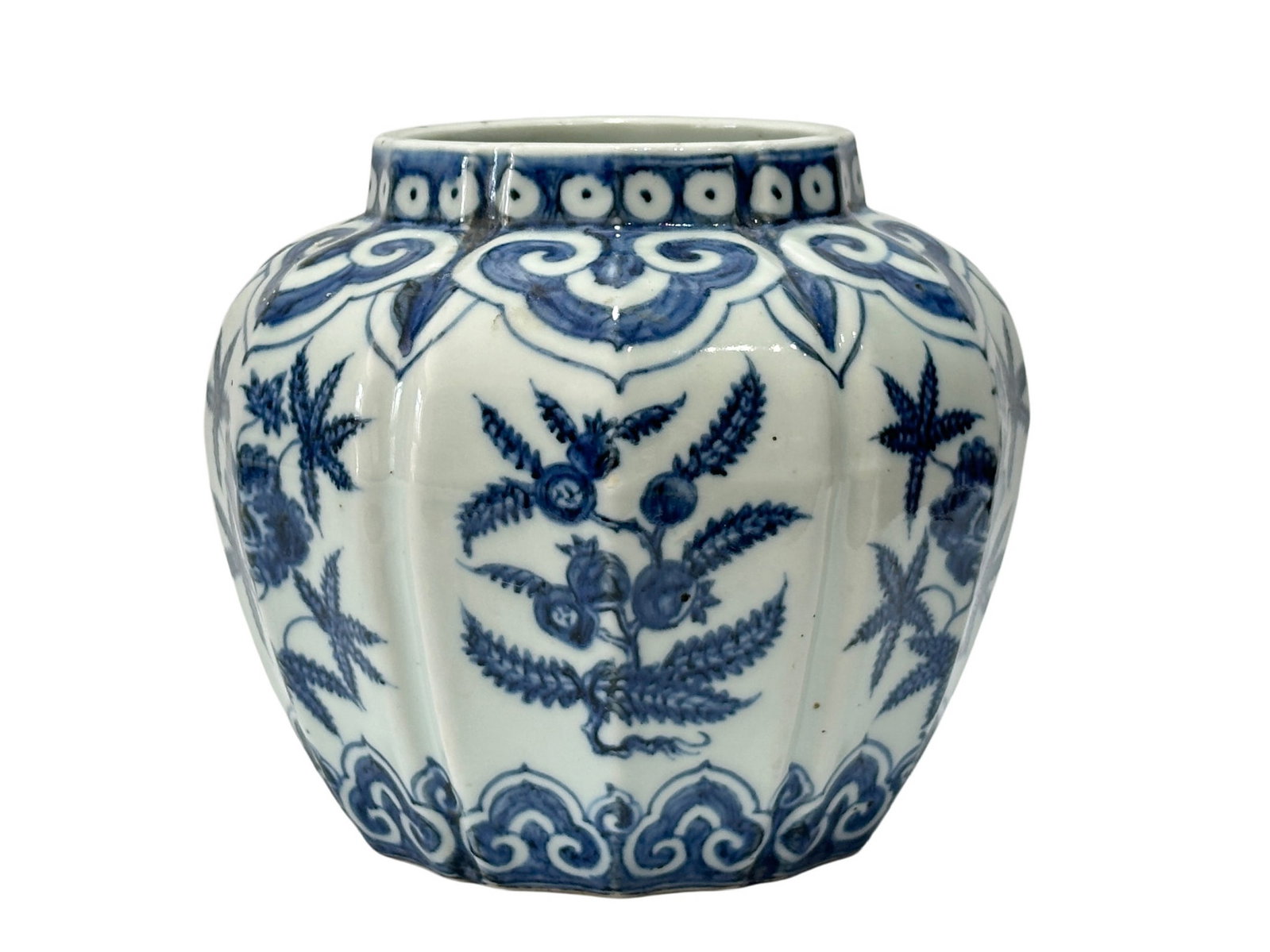A Chinese blue-and-white jar decorated with auspicious fruits pattern, Ming Dynasty Pr.: Size:(Height17.5cm, Mouth Diameter12cm) Shipping:EU\HK\USA Ondoor shipping estimation:115EUR Condition:(Good Condition, No Hairlines, No Cracks, No Repairment Checked by UV&Strong Light, Age Traces) T