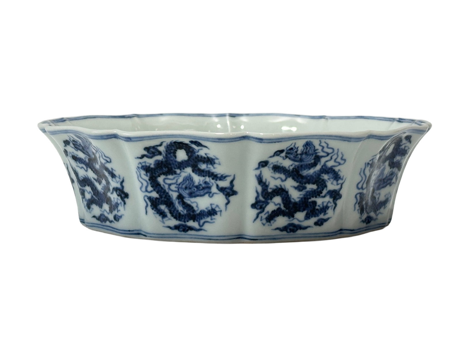 A Chinese Blue and white dragon pattern water pot, Ming Dynasty Pr.: Size:(Height4.5cm, Mouth Diameter17.5cm) Shipping:EU\HK\USA Ondoor shipping estimation:115EUR Condition:(Good Condition, No Hairlines, No Cracks, No Repairment Checked by UV&Strong Light, Age Traces) 