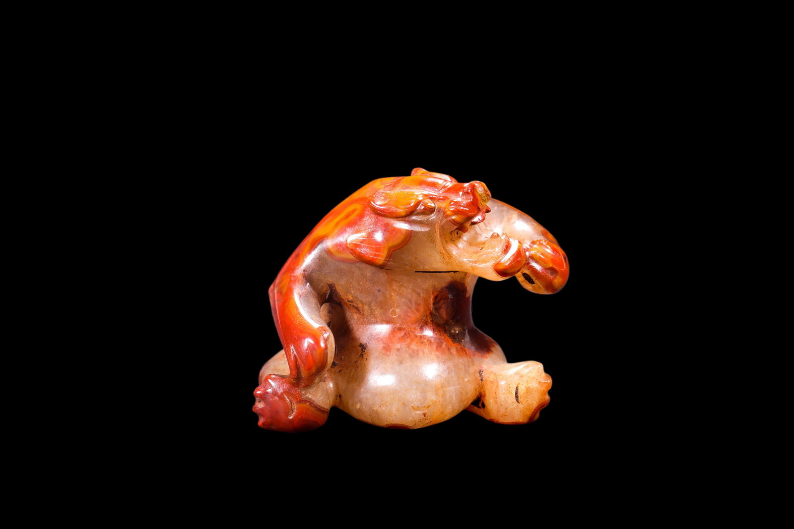 A Red Agate Crouching Bear Carving, Han, Circa 2nd C BC?C2nd C AD Pr.: Size:(Length 8cm ) Shipping:EU\HK\USA Ondoor shipping estimation:75EUR Condition:(Good Condition, No Repairment Checked by UV&Strong Light, Age Traces) Terms:(It is the Buyer's responsibility to inspe