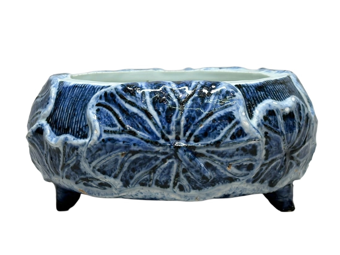 A Chinese tripodia water pot wih carved lotus leaves, Ming Dynasty Pr.: Size:(Height9.5cm, Mouth Diameter14.7cm) Shipping:EU\HK\USA Ondoor shipping estimation:115EUR Condition:(Good Condition, No Hairlines, No Cracks, No Repairment Checked by UV&Strong Light, Age Traces)