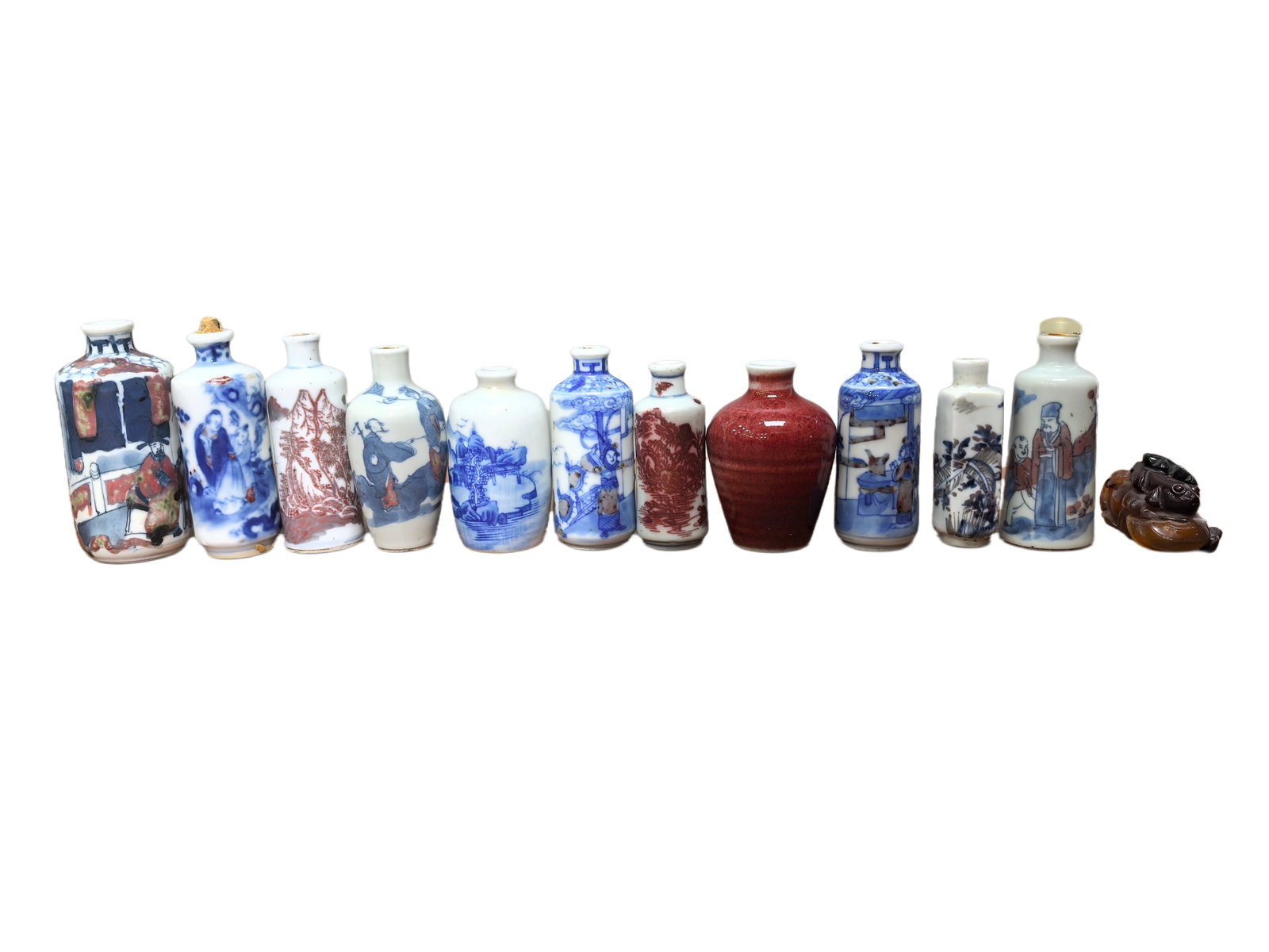 A Famille Rose snuff bottle, Qian Long Pr. (1 of 12)