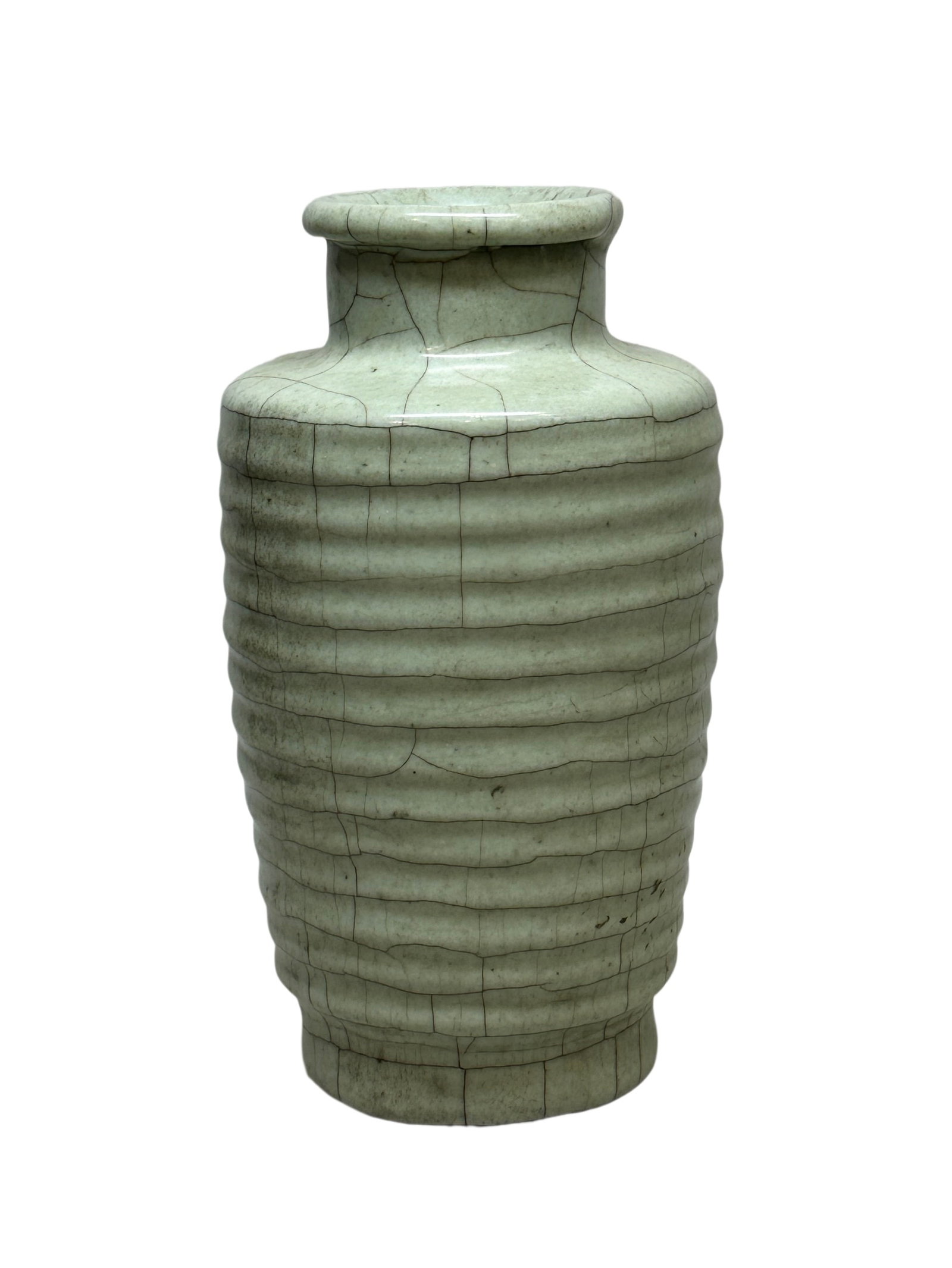 A Chinese Ge glaze vase with string-patterns on the body, Ming Dynasty Pr. or earlier.: Size:(Height20.7cm, Mouth Diameter7cm) Shipping:EU\HK\USA Ondoor shipping estimation:115EUR Condition:(Good Condition, No Hairlines, No Cracks, No Repairment Checked by UV&Strong Light, Age Traces) Te