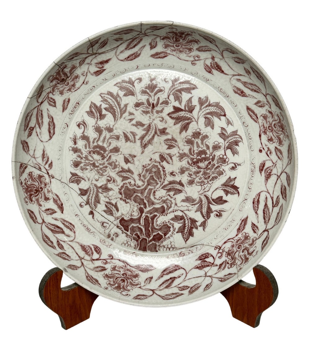 A Chinese Underglaze red plate with flower, Ming Dynasty Pr.: Size:(Height6.5cm, Mouth Diameter30.5cm) Shipping:EU\HK\USA Ondoor shipping estimation:115EUR Condition:(Good Condition except reclinched, No Hairlines, No Cracks, No Repairment Checked by UV&Strong L