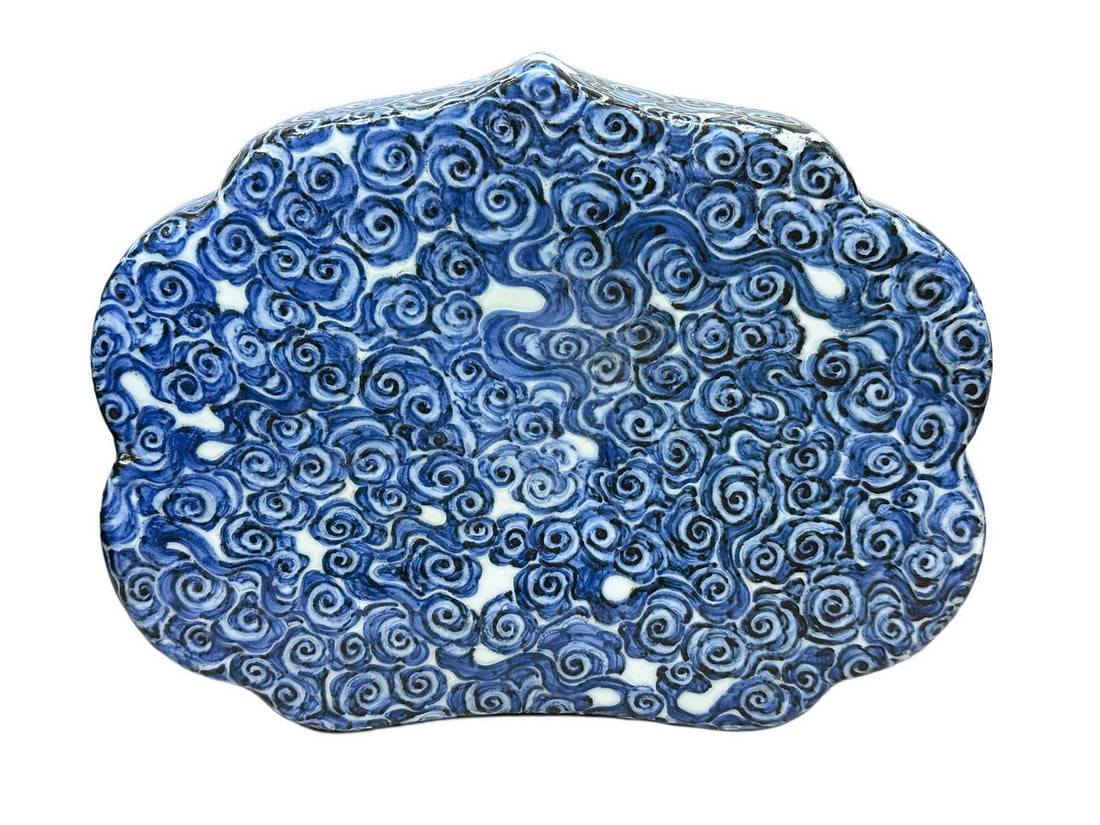 A Chinese Blue-and-white ruyi shape cloud-patterned porcelain pillow, Ming Dynasty Pr.: Size:(Height13cm/W35cm) Shipping:EU\HK\USA Ondoor shipping estimation:115EUR Condition:(Good Condition, No Hairlines, No Cracks, No Repairment Checked by UV&Strong Light, Age Traces) Terms:(It is the 