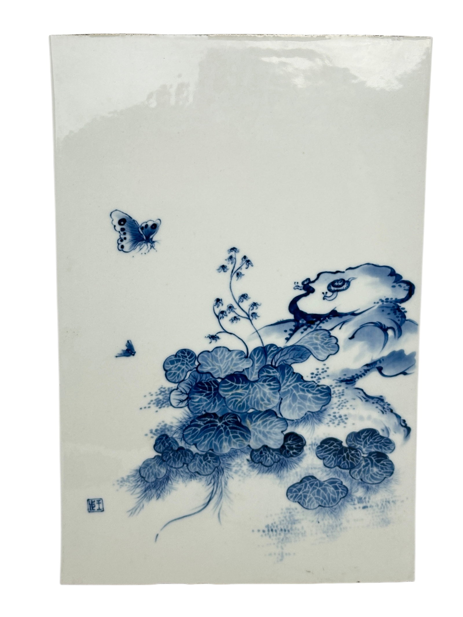 A Chinese Blue-and-white butterfly porcelain panel, Republic Pr.: Size:(Height37.6cm/W24.5cm) Shipping:EU\HK\USA Ondoor shipping estimation:135EUR Condition:(Good Condition, No Hairlines, No Cracks, No Repairment Checked by UV&Strong Light, Age Traces) Terms:(It is 