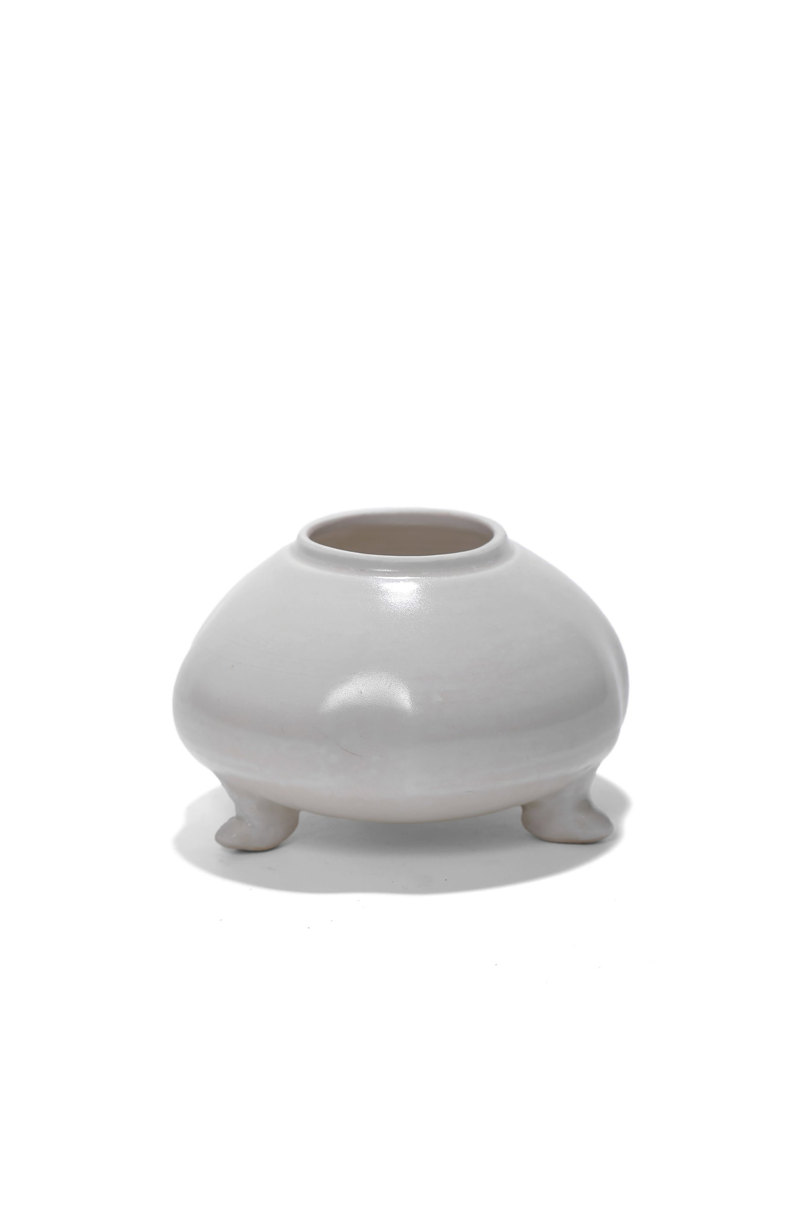 A Chinese Ancient White?Glazed Tripod Censer, 7th?8th century Pr.: Size:(Diameter9cm) Shipping:EU\HK\USA Ondoor shipping estimation:105EUR Condition:(Good Condition, No Hairlines, No Cracks, No Repairment Checked by UV&Strong Light, Age Traces) Terms:(It is the Buyer