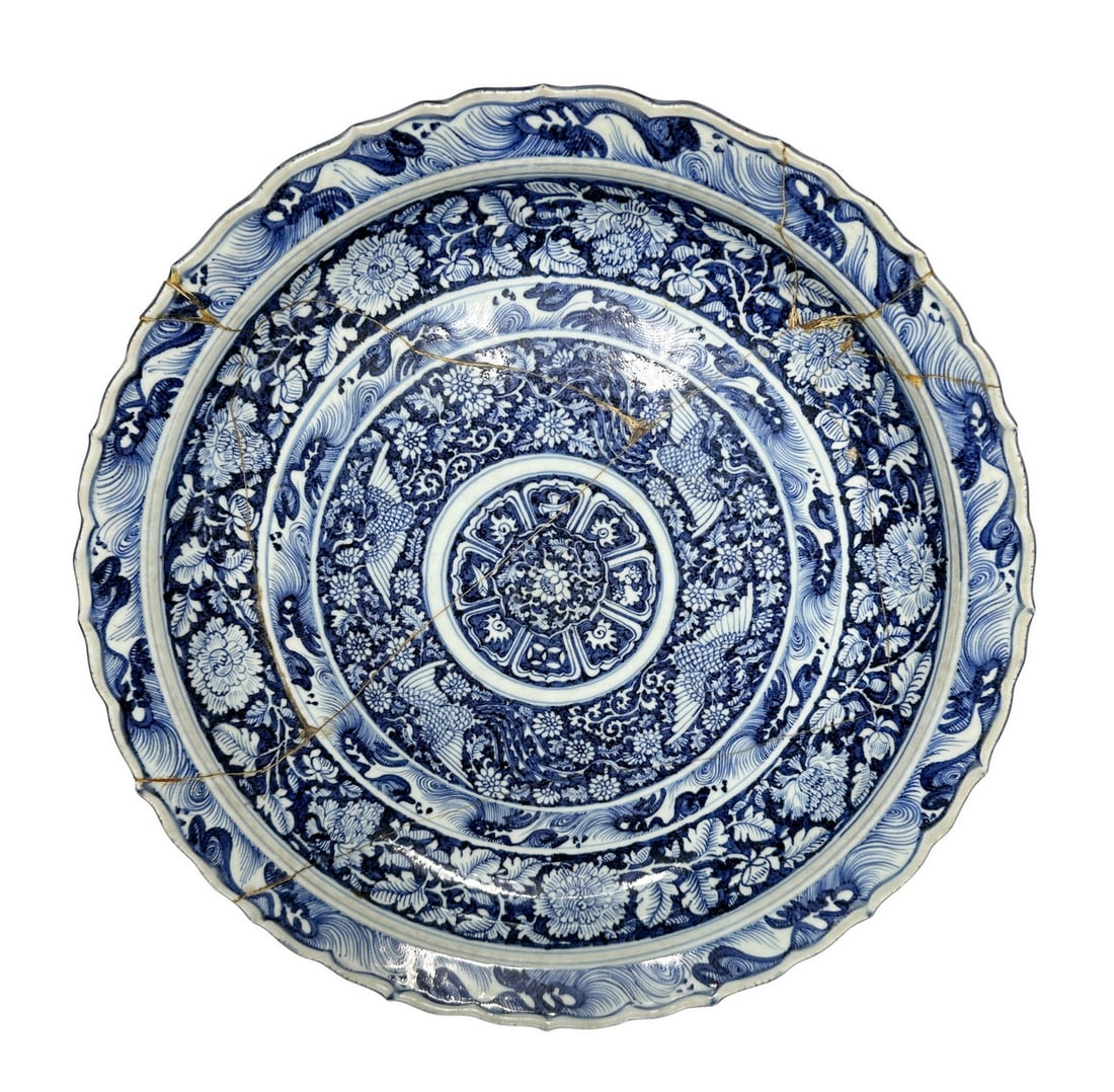 A large Chinese Blue-and-white plate decorated with entwined floral and phoenix patterns, Ming (1 of 11)