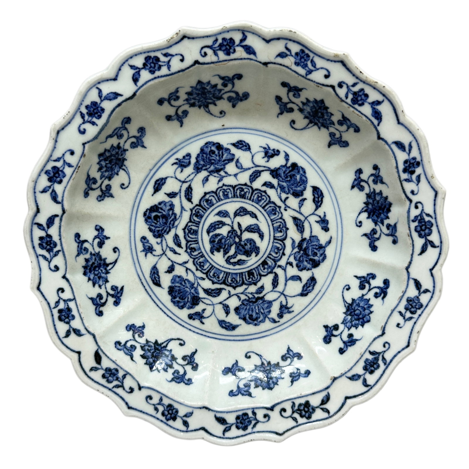 A Chinese blue-and-white plate decorated with entwined florals, Ming Dynasty Pr.: Size:(Height3.3cm, Mouth Diameter19.8cm) Shipping:EU\HK\USA Ondoor shipping estimation:115EUR Condition:(Good Condition, No Hairlines, No Cracks, No Repairment Checked by UV&Strong Light, Age Traces) 