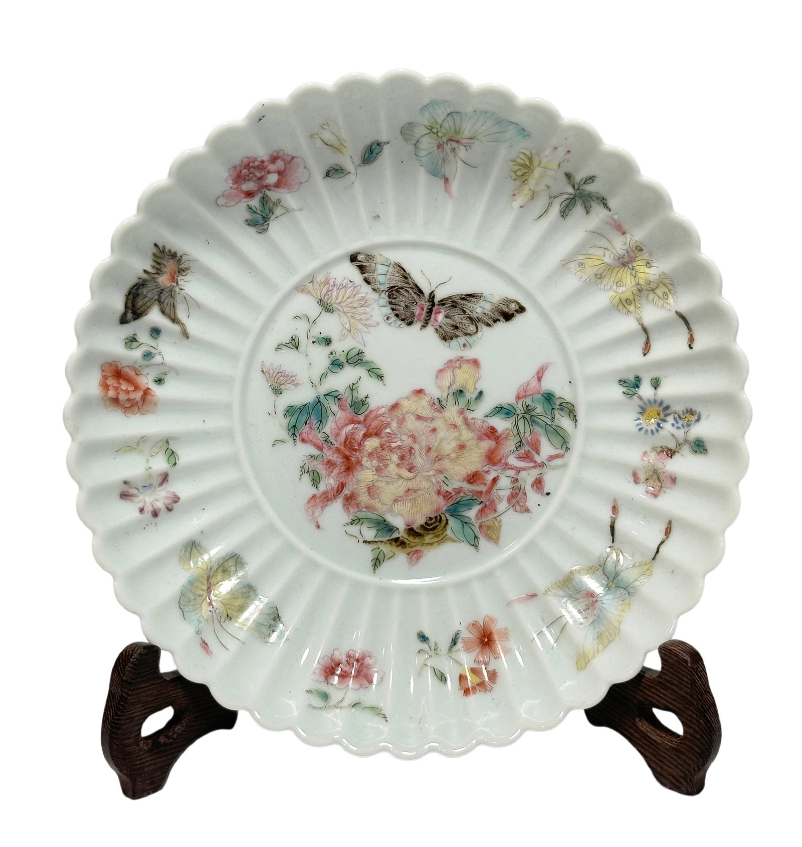 A Chinese Famille Rose dish with the pattern of colorful flowers, butterflies, and chrysanthemum,: Size:(Height4cm, Mouth Diameter18.5cm) Shipping:EU\HK\USA Ondoor shipping estimation:105EUR Condition:(Good Condition, No Hairlines, No Cracks, No Repairment Checked by UV&Strong Light, Age Traces) Te