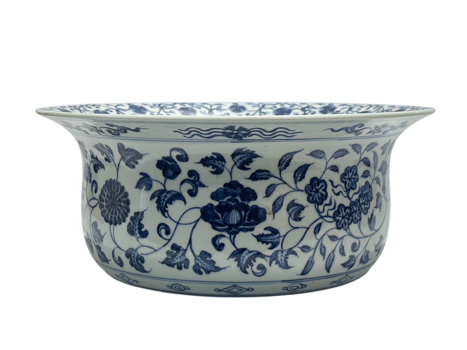 A fine Chinese Blue and white basin with entwined flowers decoration, Ming Dynasty Pr.: Size:(Height14cm, Mouth Diameter33cm) Shipping:EU\HK\USA Ondoor shipping estimation:155EUR Condition:(Good Condition, No Hairlines, No Cracks, No Repairment Checked by UV&Strong Light, Age Traces)