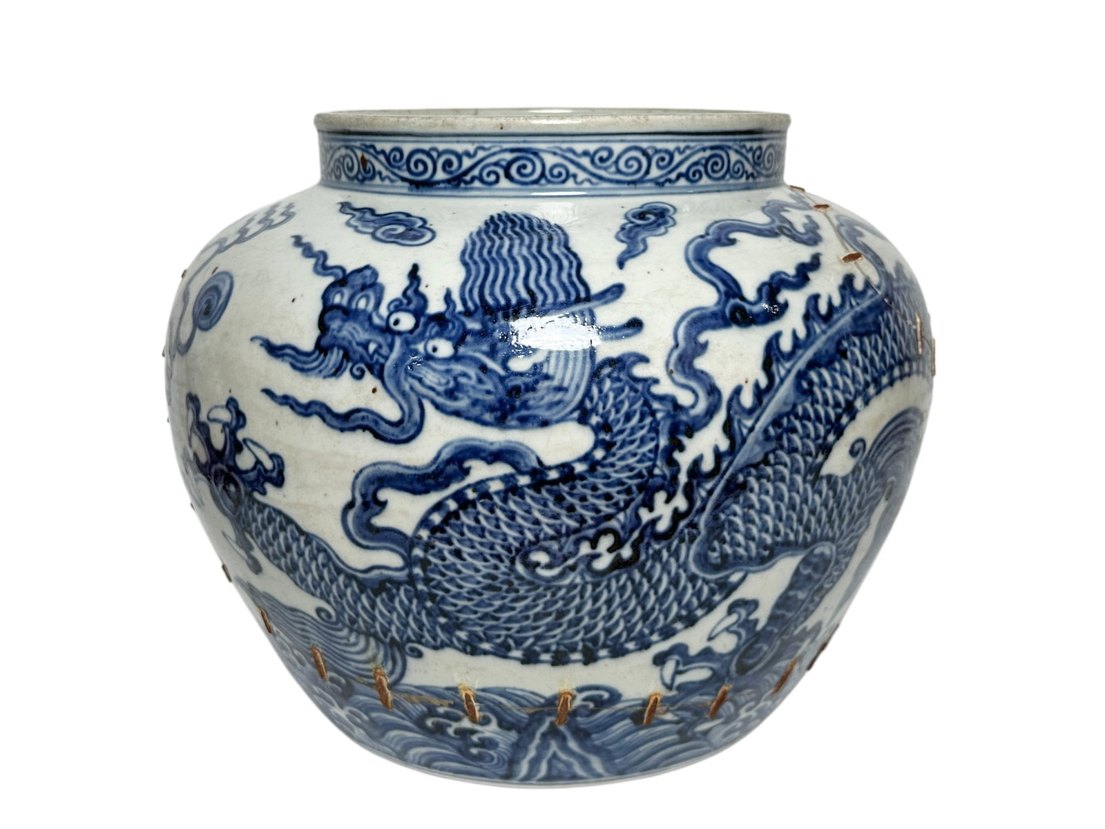 A large Chinese Blue-and-white jar with sea water and cloud dragon patterns, Ming Dynasty Pr.: Size:(Height32.5cm, Mouth Diameter25.5cm) Shipping:EU\HK\USA Ondoor shipping estimation:135EUR Condition:(Good Condition except reclinched, No Hairlines, No Cracks, No Repairment Checked by UV&Strong 