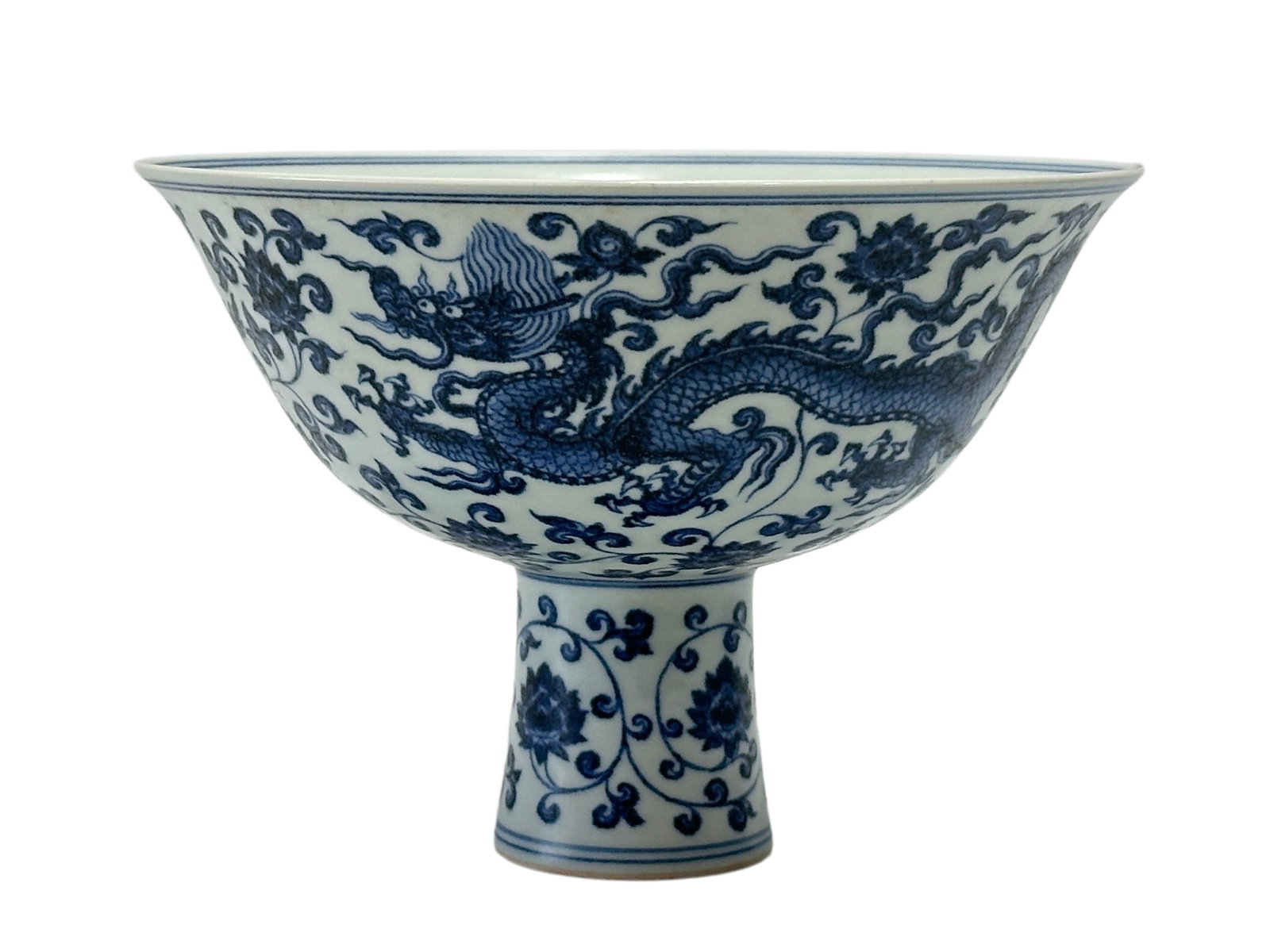 A Chinese high footed Blue-and-white cup with dragon pattern, Ming Dynasty Pr.: Size:(Height12.2cm, Mouth Diameter17.5cm) Shipping:EU\HK\USA Ondoor shipping estimation:115EUR Condition:(Good Condition, No Hairlines, No Cracks, No Repairment Checked by UV&Strong Light, Age