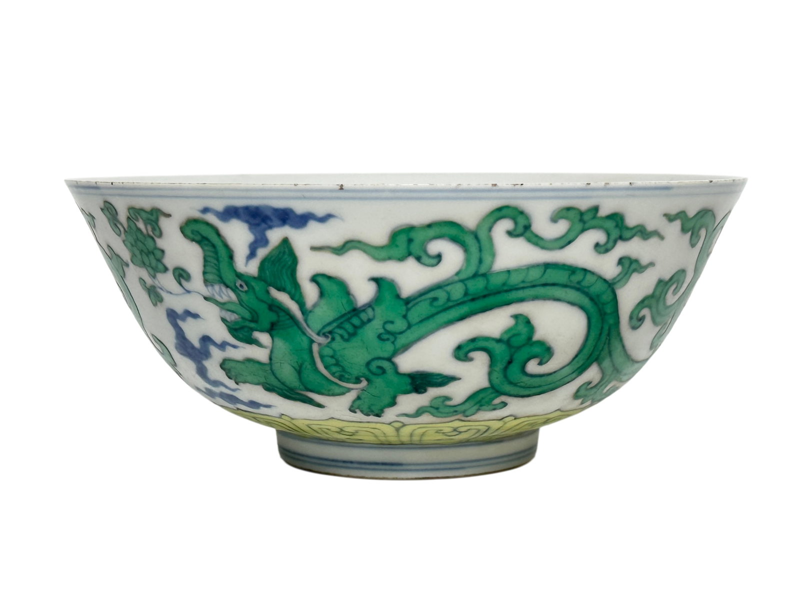 A Chinese Blue-and-white multicolored Chi Dragon bowl, Ming Dynasty Pr.: Size:(Height7.5cm, Mouth Diameter17cm) Shipping:EU\HK\USA Ondoor shipping estimation:105EUR Condition:(Good Condition, No Hairlines, No Cracks, No Repairment Checked by UV&Strong Light, Age Traces)