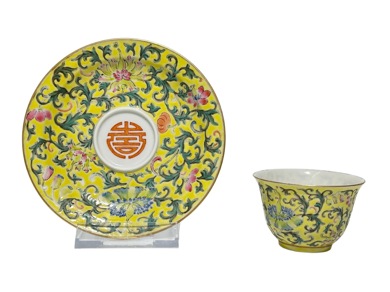 A Chinese Yellow ground tea cup with sacuer, Qian Long Pr.: Size:(Height1.8cm, Mouth Diameter12.1cm Height4.3cm, Mouth Diameter6.5cm) Shipping:EU\HK\USA Ondoor shipping estimation:95EUR Condition:(Good Condition, No Hairlines, No Cracks, No Repairment Checked