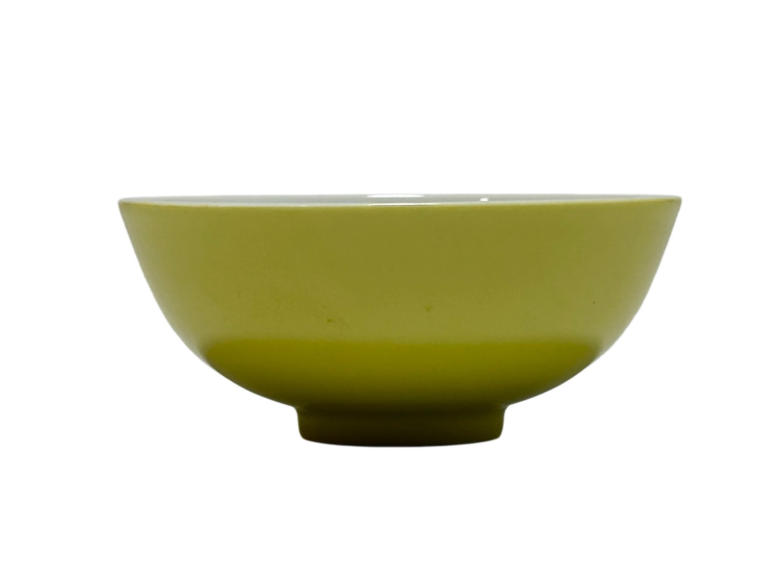 A rare Chinese cup with yellow ground on the outside and calligraph deco inside, YongZheng Pr.: Size:(Height4cm, Mouth Diameter9.3cm) Shipping:EU\HK\USA Ondoor shipping estimation:75EUR Condition:(Good Condition, No Hairlines, No Cracks, No Repairment Checked by UV&Strong Light, Age Traces)