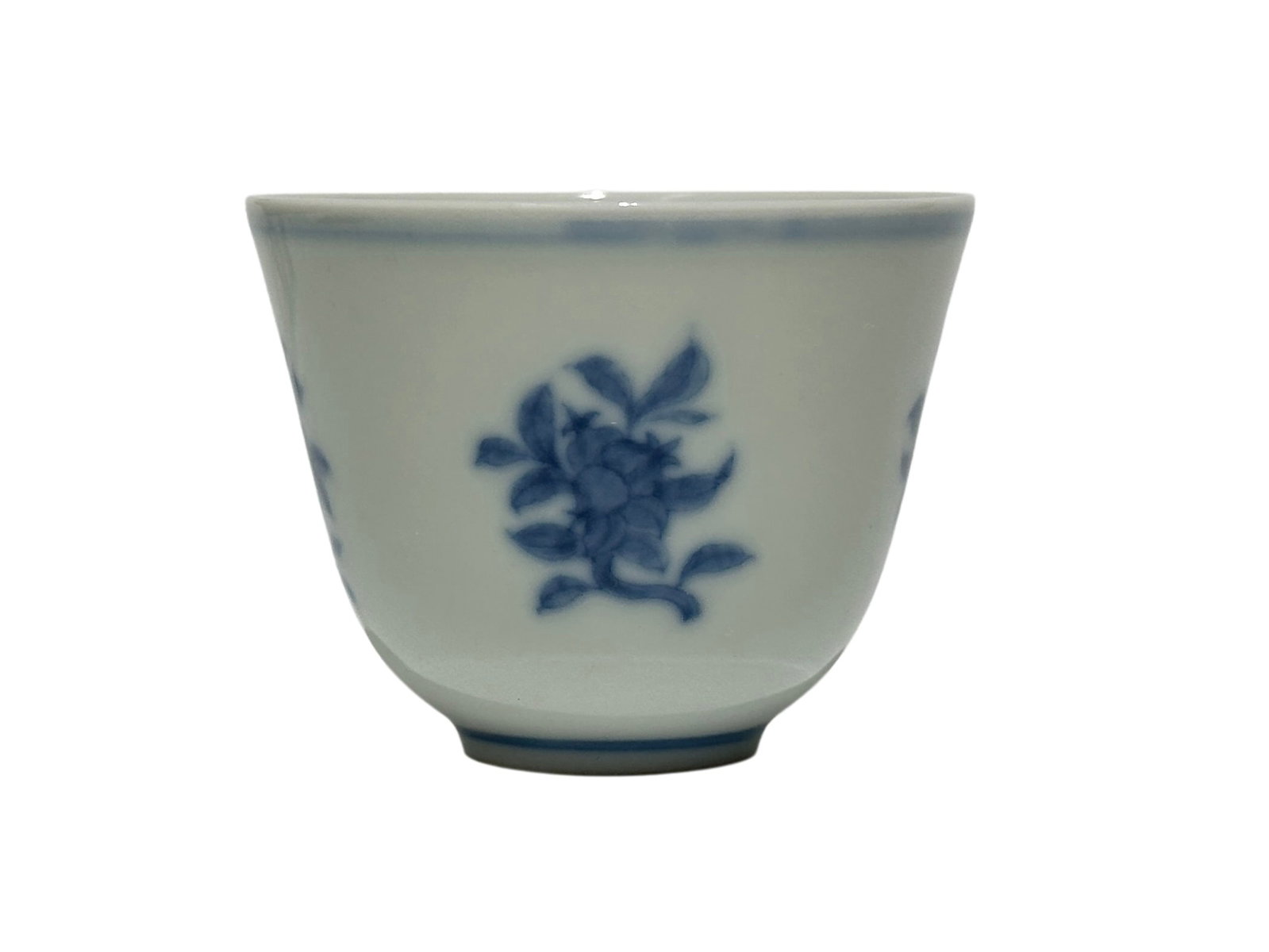 A Chinese Blue&White cup with melon and fruit motif, Ming Dynasty Pr.: Size:(Height4.5cm, Mouth Diameter6cm) Shipping:EU\HK\USA Ondoor shipping estimation:75EUR Condition:(Good Condition, No Hairlines, No Cracks, No Repairment Checked by UV&Strong Light, Age Traces) Term
