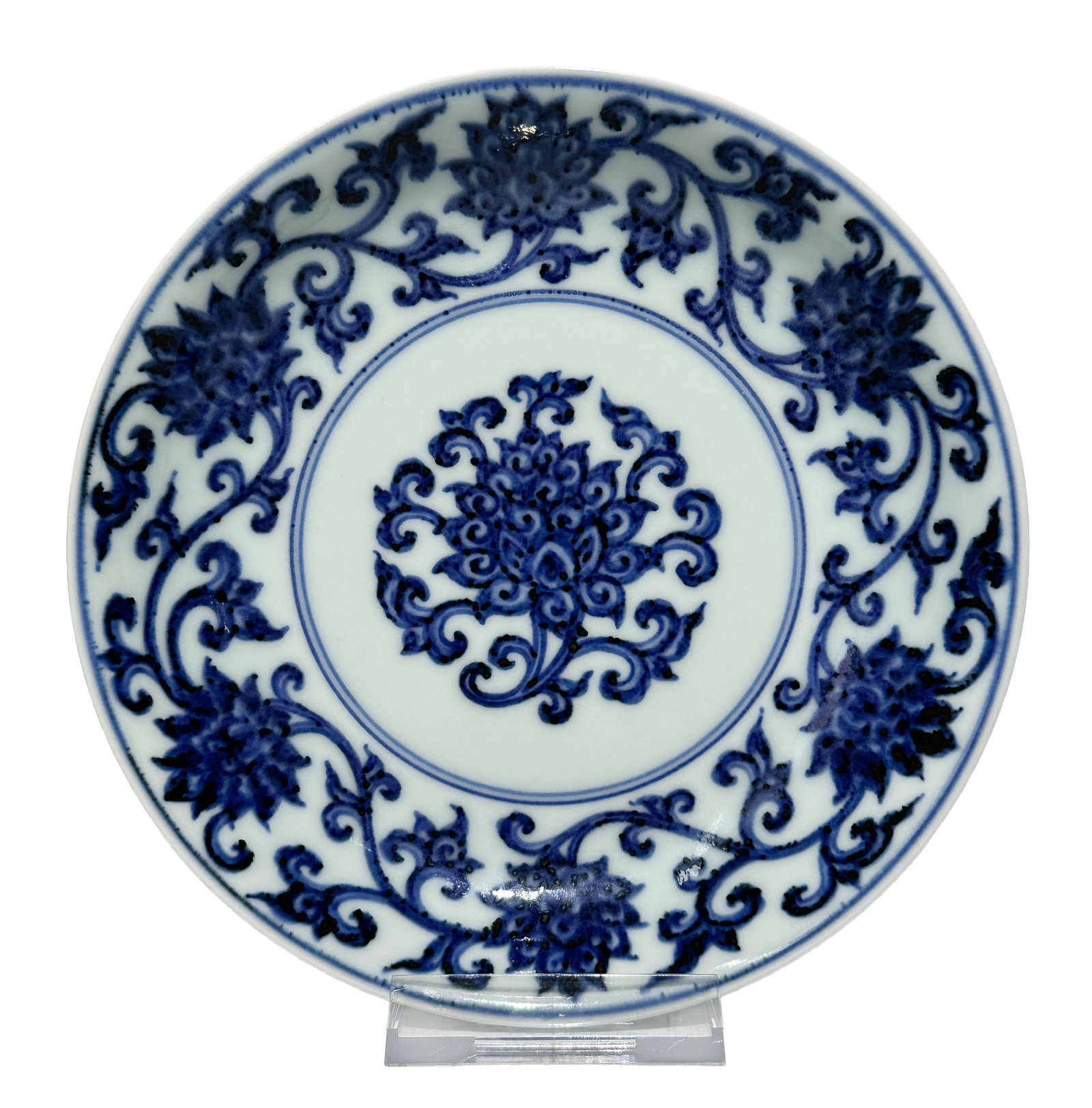 A Chinese blue-and-white plate with entwined lotus patterns, Ming Dynasty Pr.: Size:(Height3.3cm, Mouth Diameter17.5cm) Shipping:EU\HK\USA Ondoor shipping estimation:115EUR Condition:(Good Condition, No Hairlines, No Cracks, No Repairment Checked by UV&Strong Light, Age Traces) 