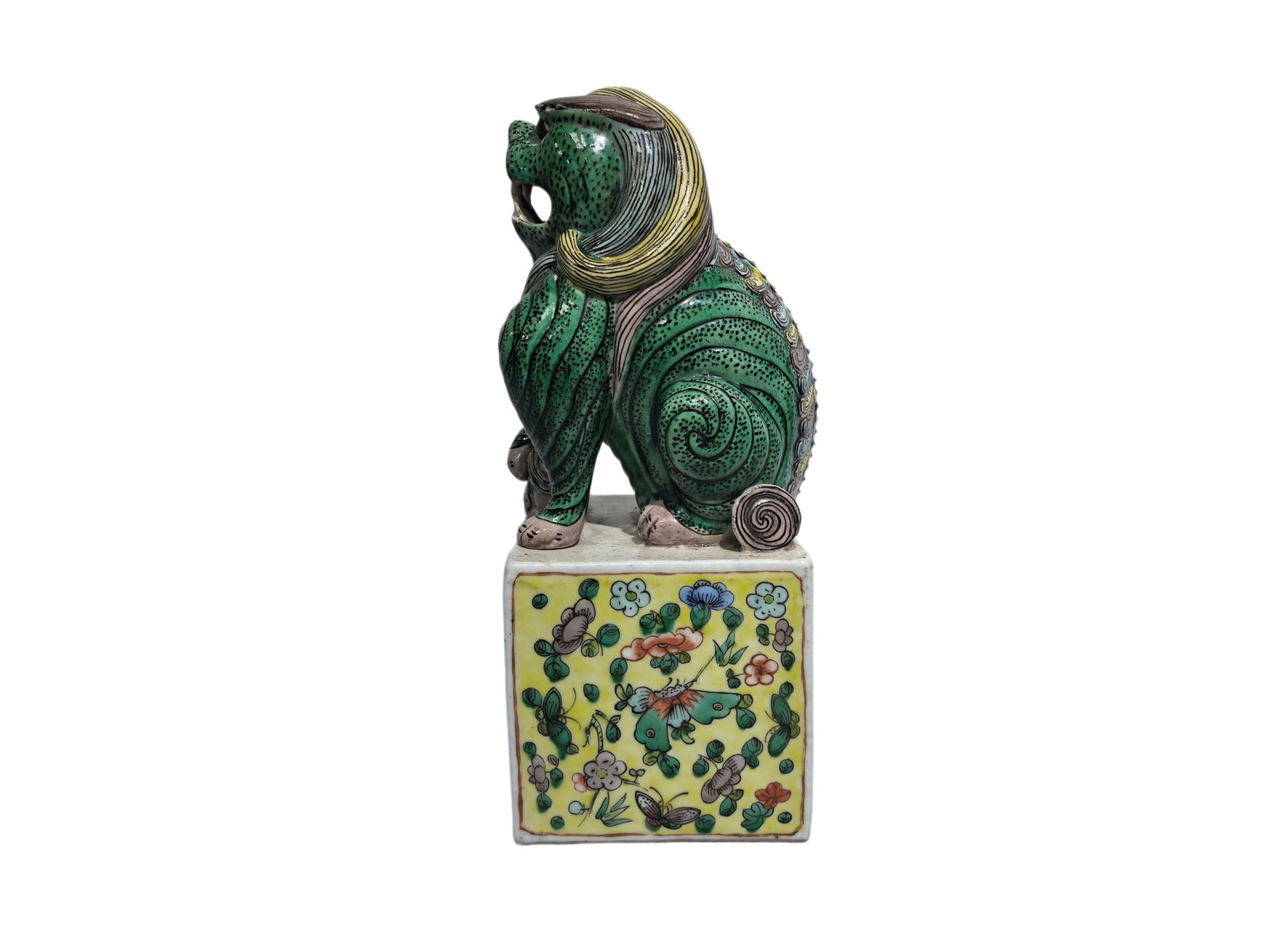 A Chinese porcelian made lion, Kang Xi Pr.: Size:(Height26cm, Width10.5cm) Shipping:EU\HK\USA Ondoor shipping estimation:95EUR Condition:(Good Condition except minor chips, No Hairlines, No Cracks, No Repairment Checked by UV&Strong Light, Age 