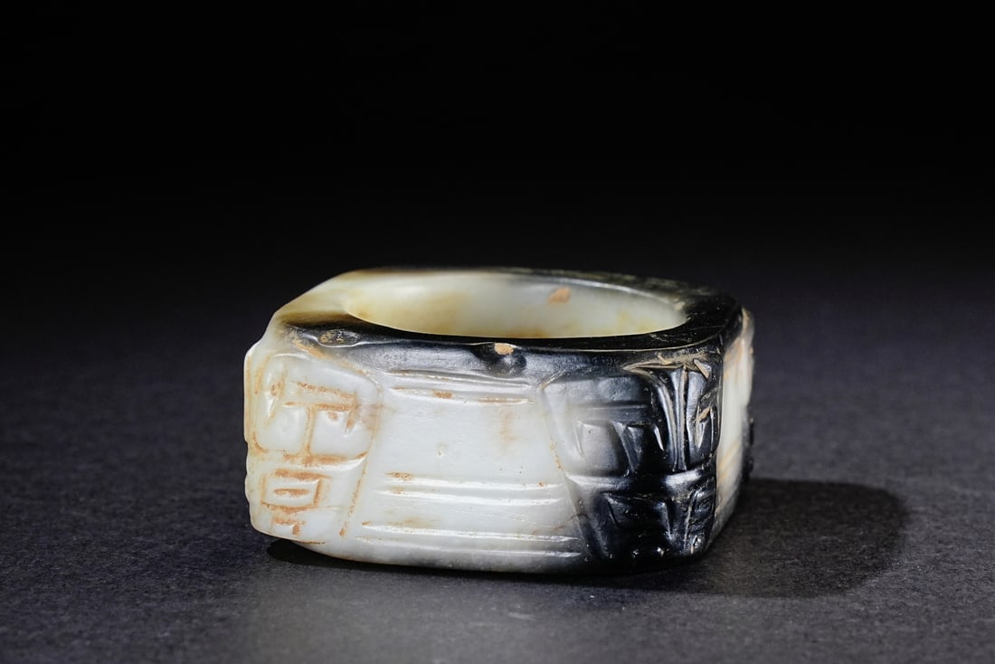A Chinese jade ornament, 12th Pr.: Size:(Length4.1cm, Width4.1cm, Height2cm) Shipping:EU\HK\USA Ondoor shipping estimation:70EUR Condition:(Good Condition, No Repairment Checked by UV&Strong Light, Age Traces) Terms:(It is the Buyer's 