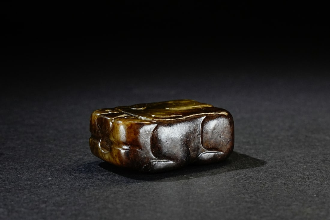 A Chinese jade ornament, 12th Pr.: Size:(Length3.6cm, Width2.4cm, Height1.5cm) Shipping:EU\HK\USA Ondoor shipping estimation:70EUR Condition:(Good Condition, No Repairment Checked by UV&Strong Light, Age Traces) Terms:(It is the Buyer'