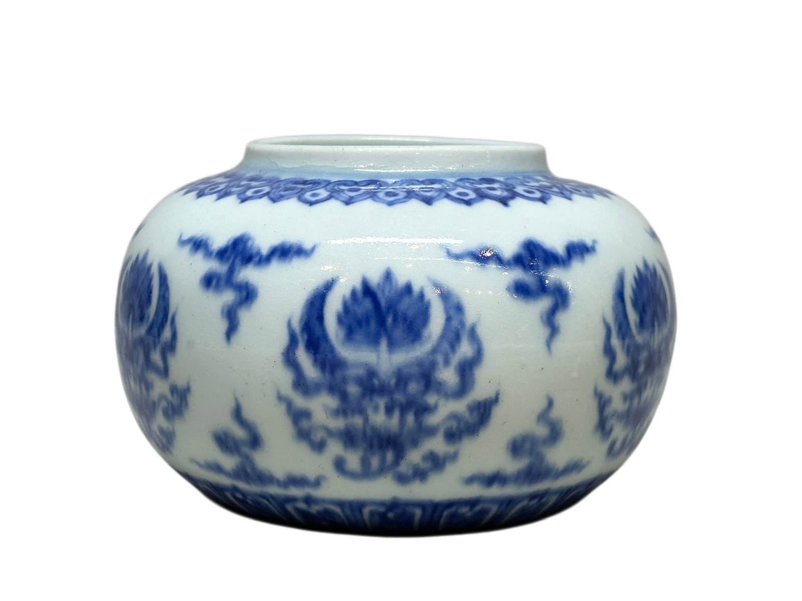 A Chinese Blue and white jar with floral cloud-patterned, Ming Dynasty Pr.: Size:(Height9cm, Mouth Diameter7.2cm) Shipping:EU\HK\USA Ondoor shipping estimation:115EUR Condition:(Good Condition, No Hairlines, No Cracks, No Repairment Checked by UV&Strong Light, Age Traces) Ter