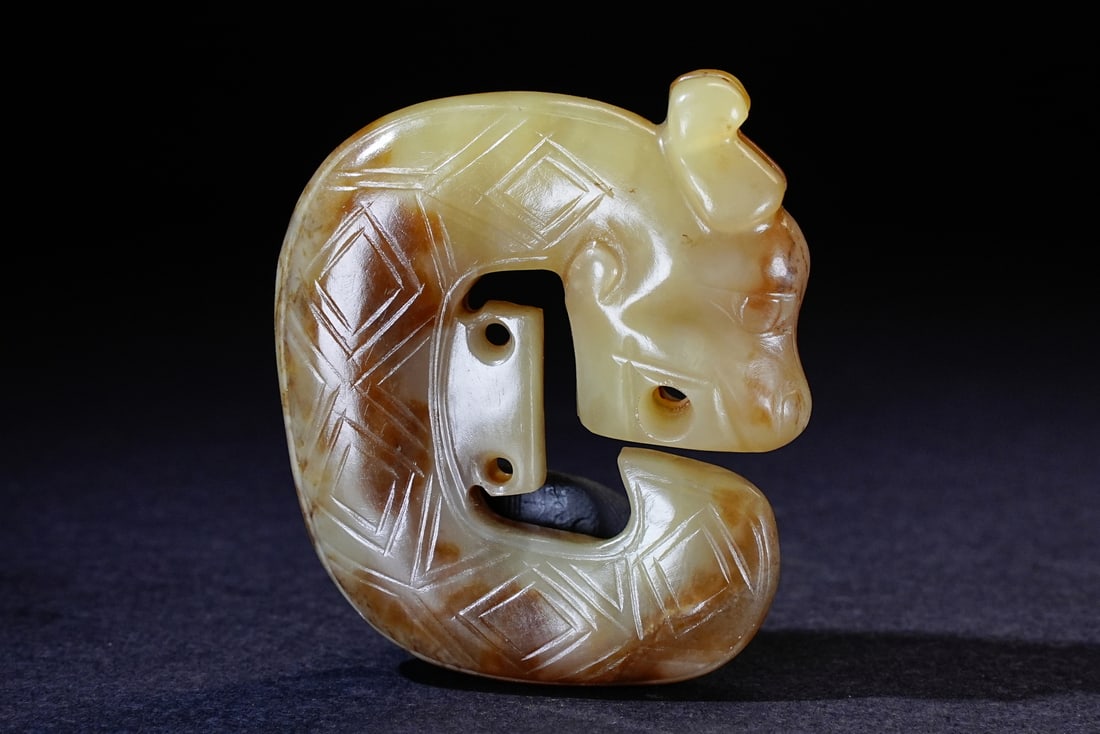 A Chinese jade ornament, 12th Pr.: Size:(Length5cm, Width4.3, Depth1.4cm) Shipping:EU\HK\USA Ondoor shipping estimation:70EUR Condition:(Good Condition, No Repairment Checked by UV&Strong Light, Age Traces) Terms:(It is the Buyer's res
