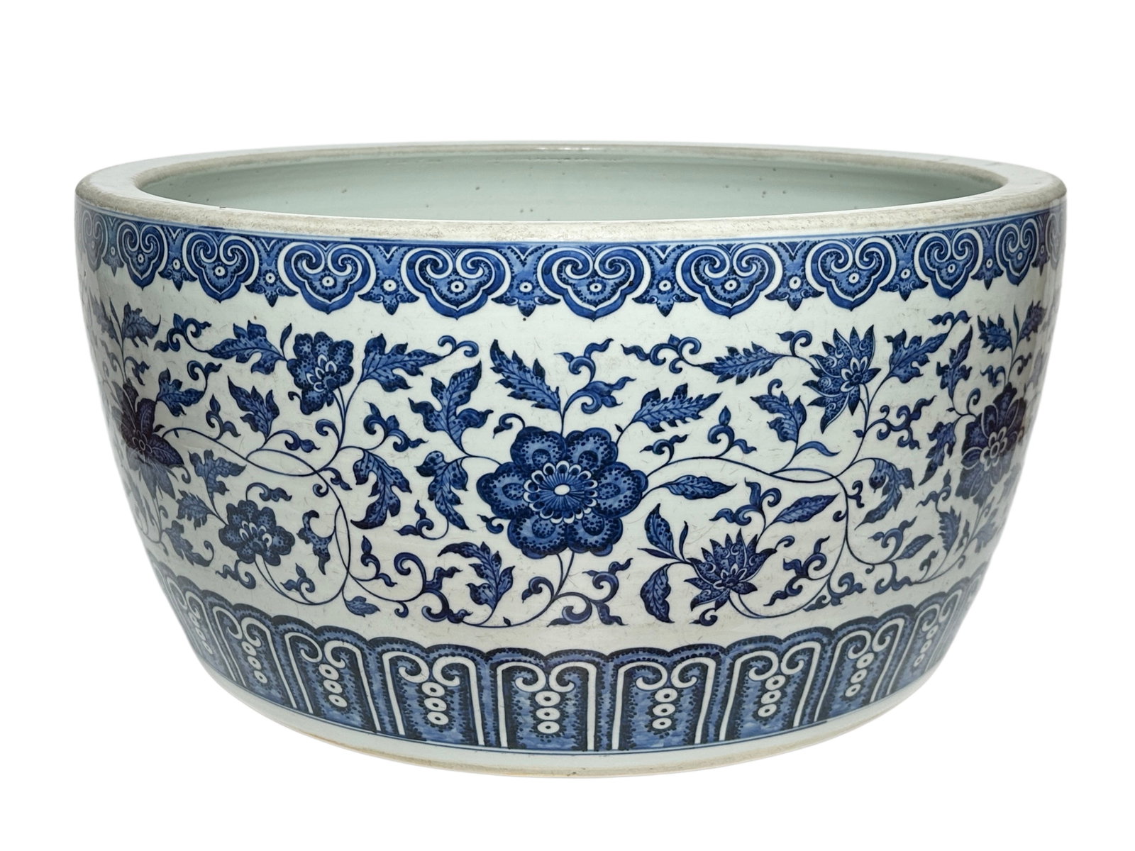 A large Chinese Blue-and-white water jar with entwined flowers, Ming Dynasty Pr.: Size:(Height27.7cm, Mouth Diameter55.5cm) Shipping:EU\HK\USA Ondoor shipping estimation:165EUR Condition:(Good Condition, No Hairlines, No Cracks, No Repairment Checked by UV&Strong Light, Age Traces)