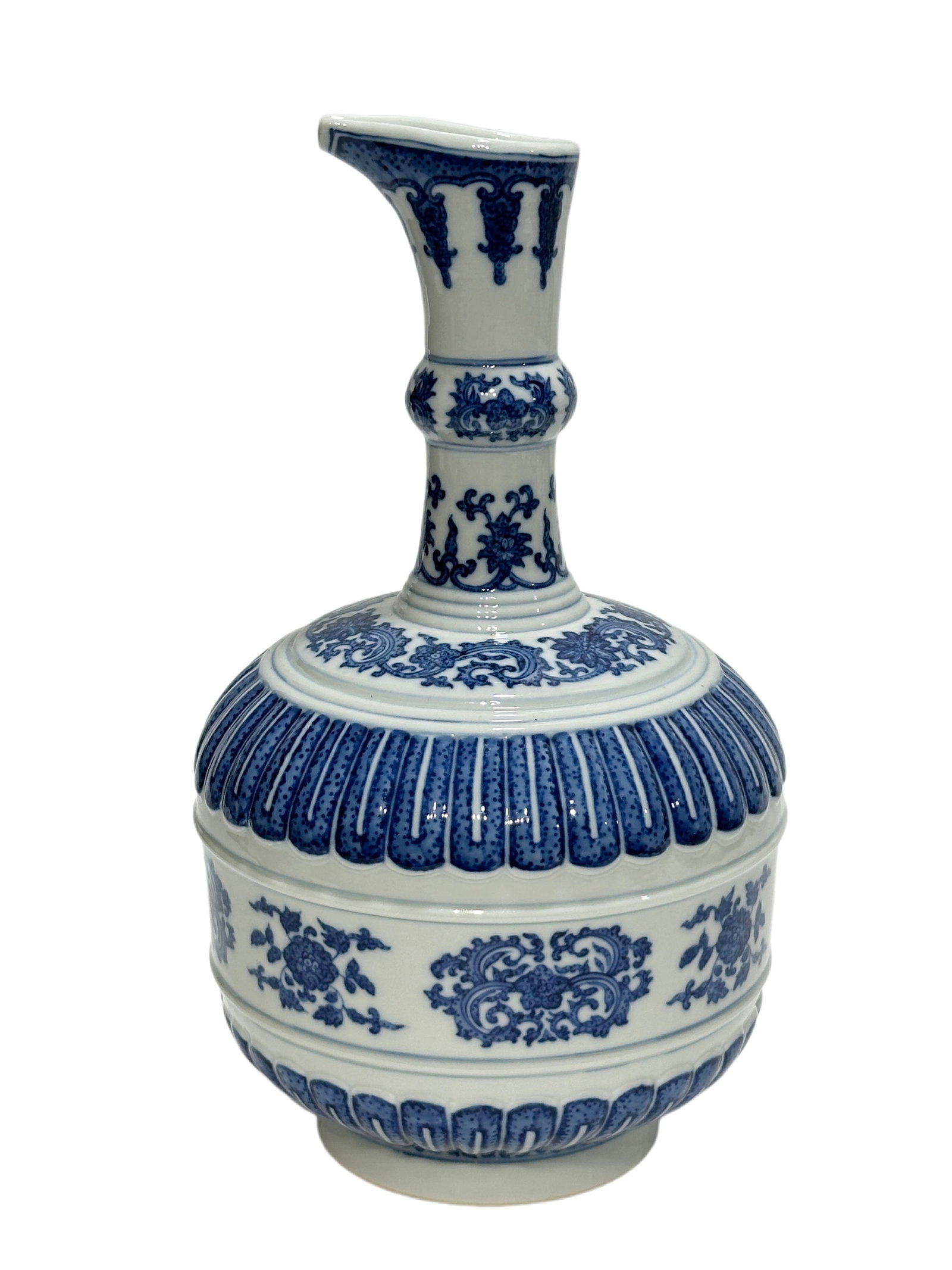 A Chinese water pot with blue-and-white pattern, Ming Dynasty Pr. (1 of 6)