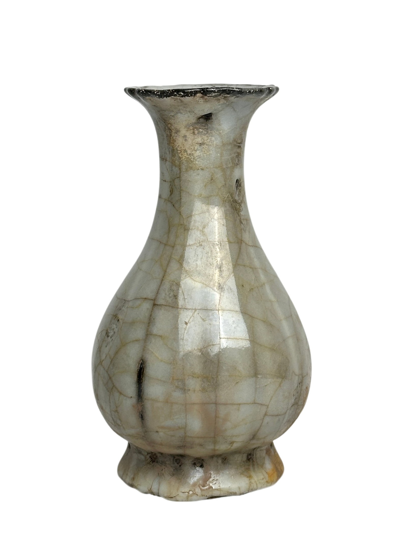 A Chinese Ge-glazed vase with edged body shape, Ming Dynasty Pr. or earlier.: Size:(Height23.5cm, Mouth Diameter9cm) Shipping:EU\HK\USA Ondoor shipping estimation:115EUR Condition:(Good Condition, No Hairlines, No Cracks, No Repairment Checked by UV&Strong Light, Age Traces) Te