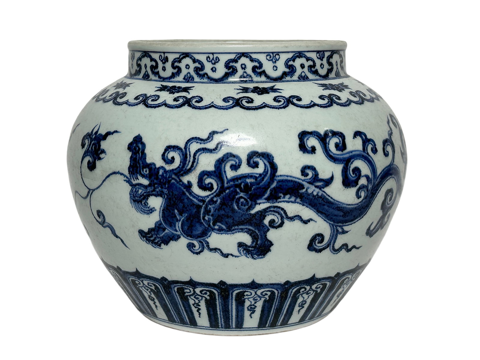 A Chinese Blue-and-white jar with chi dragon pattern, Ming Dynasty Pr.: Size:(Height19.3cm, Mouth Diameter15.7cm) Shipping:EU\HK\USA Ondoor shipping estimation:115EUR Condition:(Good Condition, No Hairlines, No Cracks, No Repairment Checked by UV&Strong Light, Age Traces)