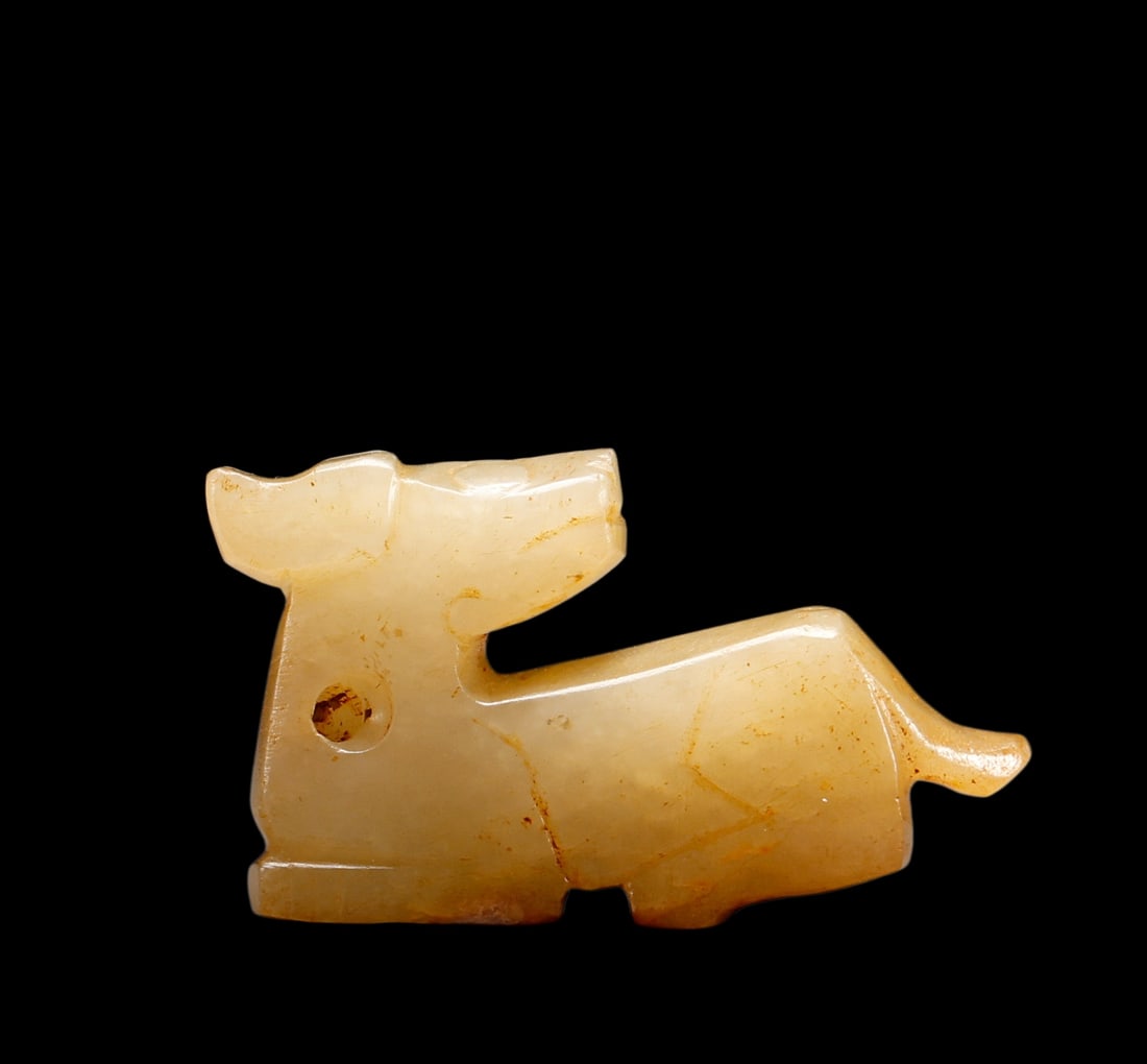 A Honey?Yellow Jade Recumbent Deer Pendant with Single Piercing, 11th?8th BCE Pr.: Size:(Width3.5cm) Shipping:EU\HK\USA Ondoor shipping estimation:70EUR Condition:(Good Condition, No Repairment Checked by UV&Strong Light, Age Traces) Terms:(It is the Buyer's responsibility to inspec