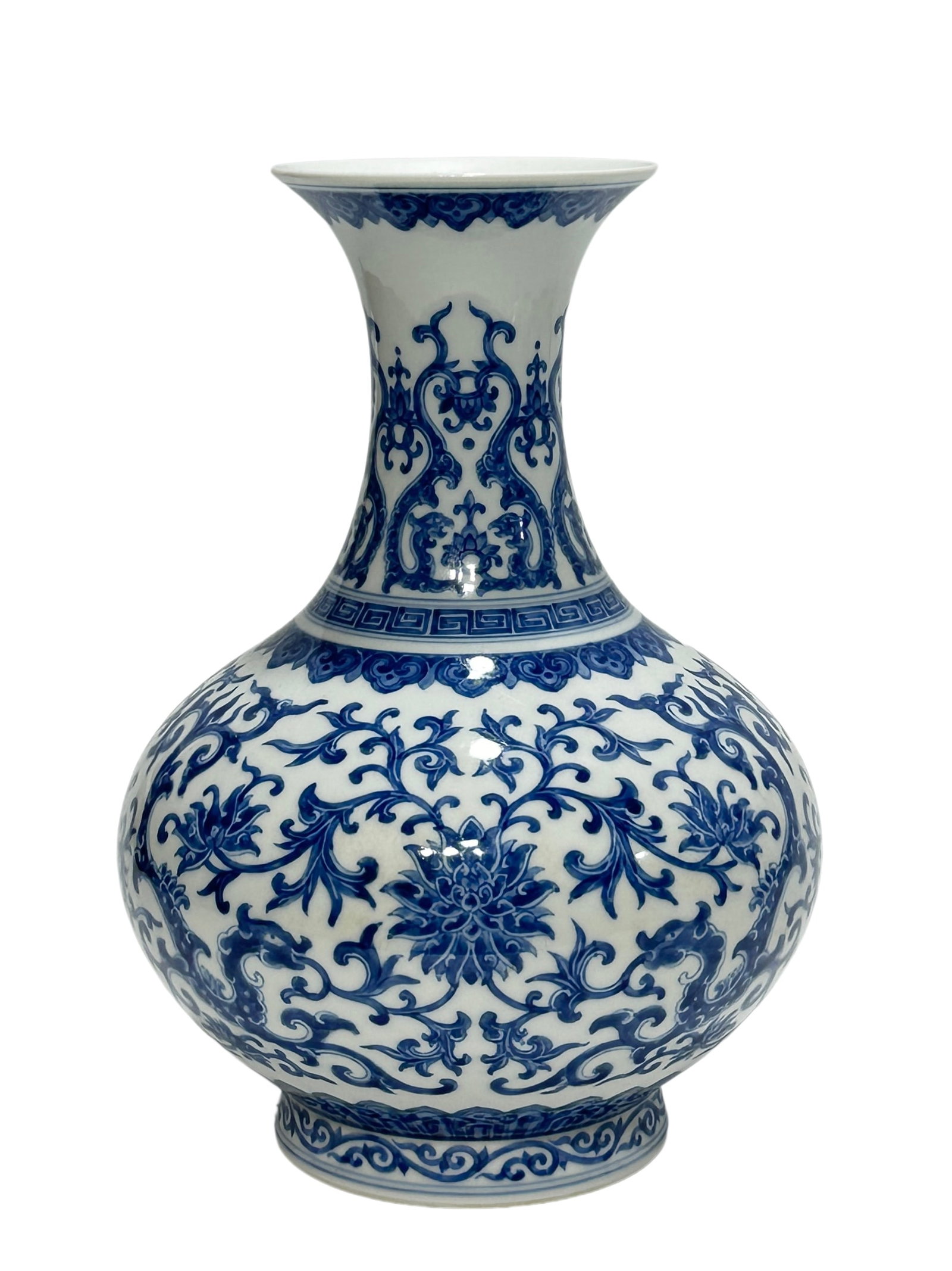 A Chinese blue-and-white vase with dragon motif, Qian Long Pr. (1 of 6)