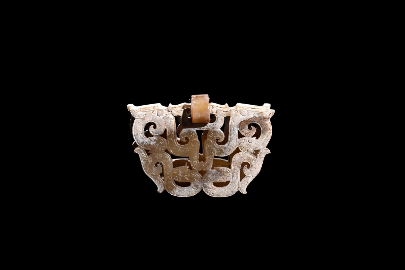 A Chinese Ancient openwork jade hinged belt?buckle with dragon motifs, 5th?3rd centuries B.C Pr.: Size:(Length9cm) Shipping:EU\HK\USA Ondoor shipping estimation:70EUR Condition:(Good Condition, No Repairment Checked by UV&Strong Light, Age Traces) Terms:(It is the Buyer's responsibility to inspect