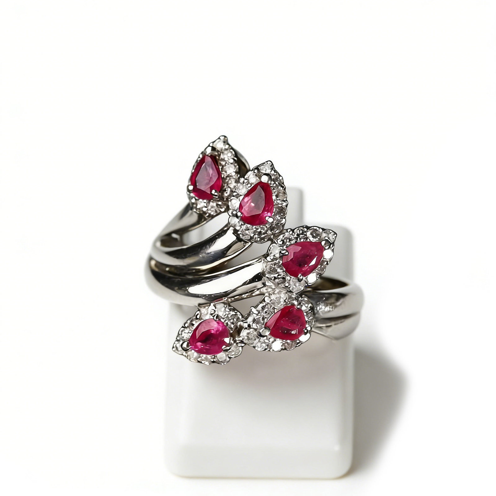 RETRO Period, Platinum Ring with Rubies and Diamonds: Ruby : 0.45 ctTotal Weight : 6.2 g A minimalist-style platinum ring from the RETRO Period, crafted in PT900 platinum with a slender and delicate band suitable for daily wear. The center stone is a 0.4