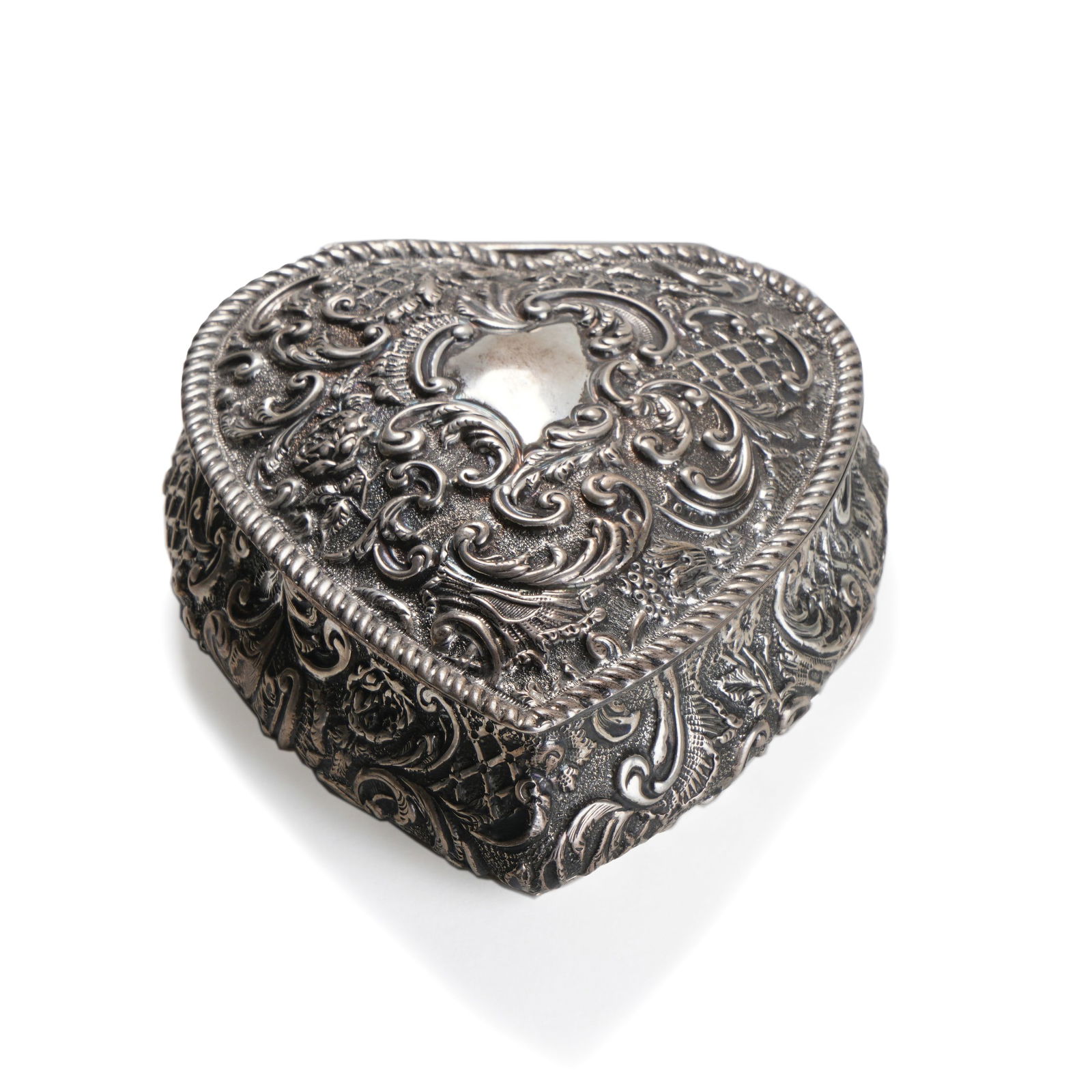 Silver Chased Heart-Shaped Lidded Box: H :3.5cmL :9.5cm W :9cmWeight :90g This Republic of China Silver Chased Heart-Shaped Lidded Box is exquisitely crafted. It has a heart shape, with pure silver and delicate chasing technology. The patt